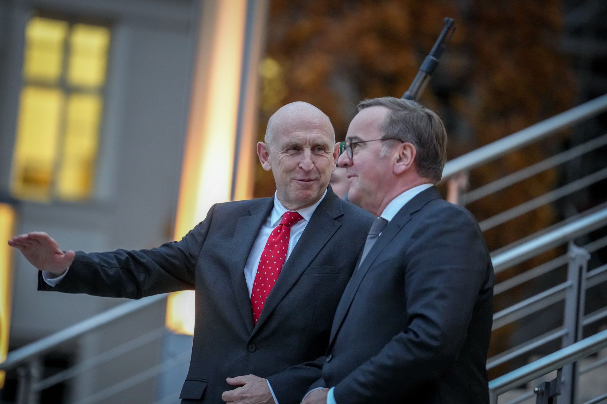 Boris Pistorius (r.) wird das Treffen der Ukraine-Kontaktgruppe zusammen mit seinem britischen Kollegen John Healey leiten. (Archivbild)