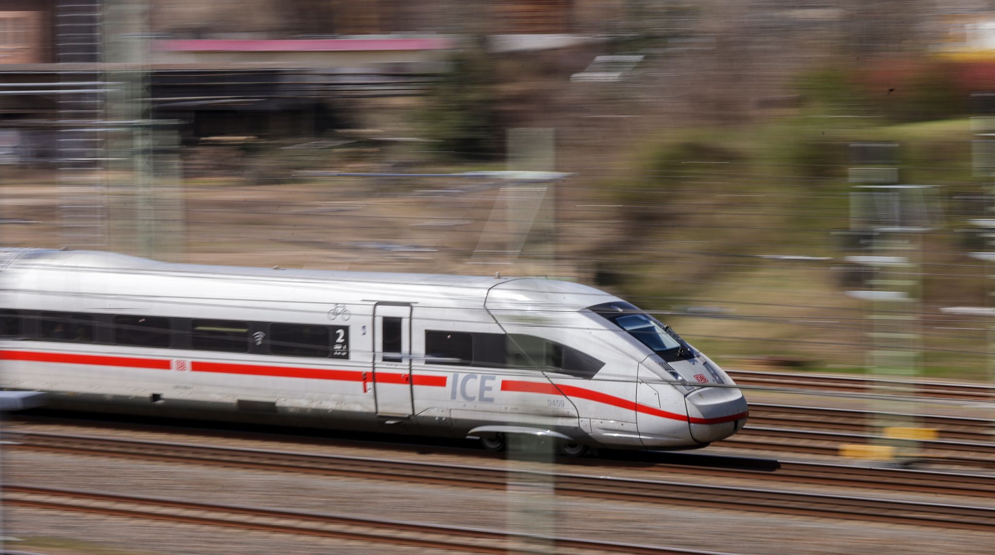 Nicht mal zwei von drei Fernzügen der Deutschen Bahn waren im März pünktlich. (Archivbild)