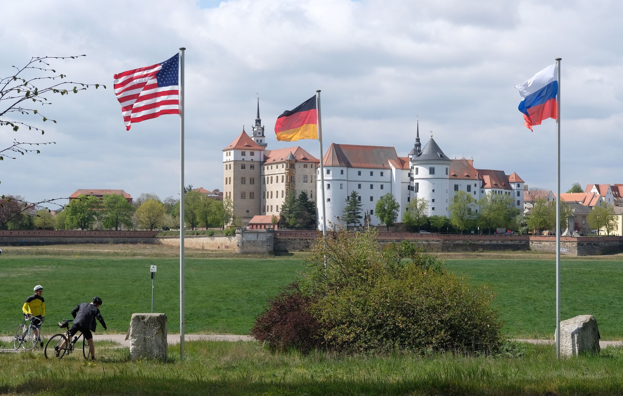 Torgau gedenkt jedes Jahr der Begegnung amerikanischer und sowjetischer Soldaten auf der zerstörten Elbbrücke. (Archivbild)