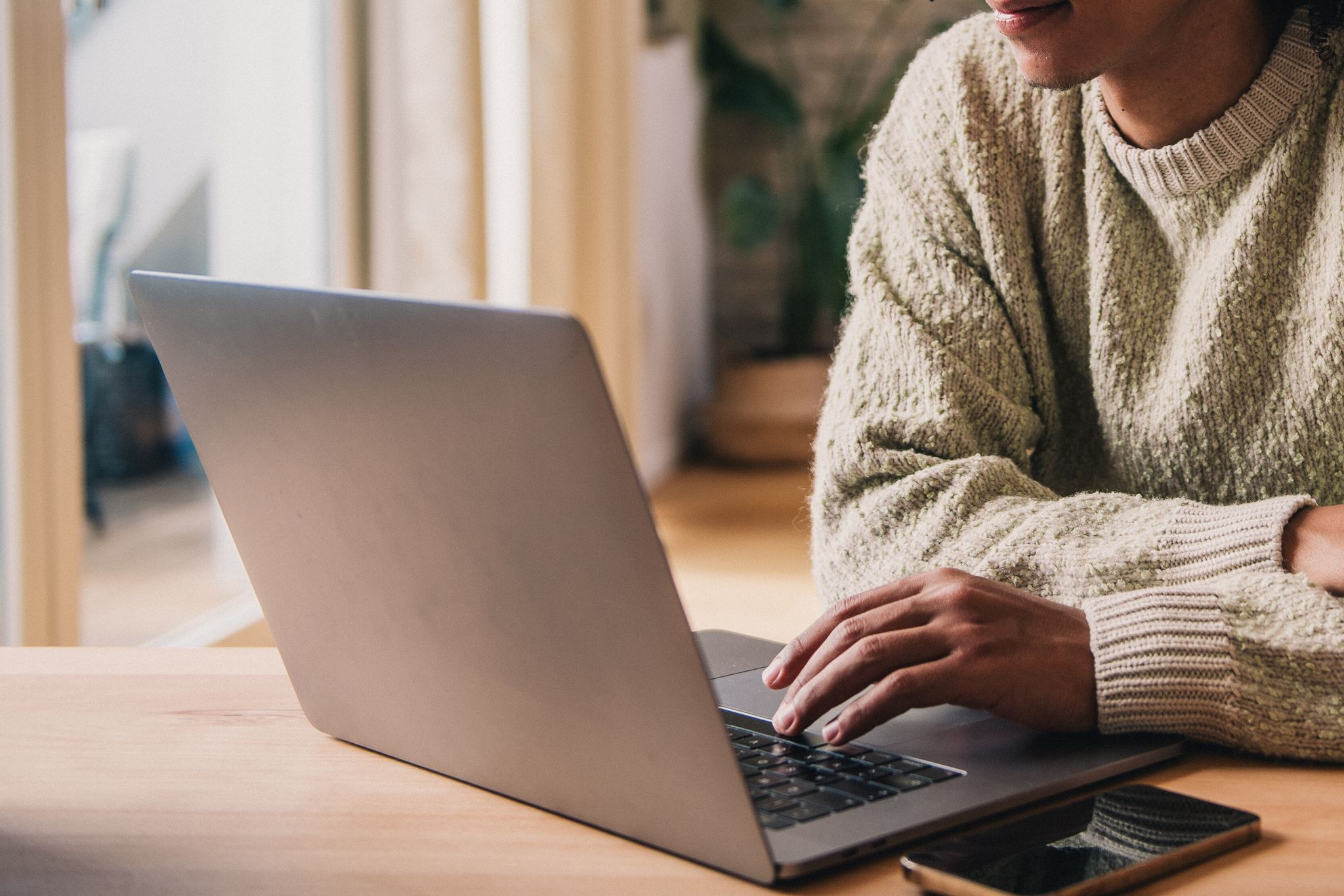 Länger Freude am Laptop: Mit regelmäßigen Backups und Updates lassen sich viele Probleme vermeiden.