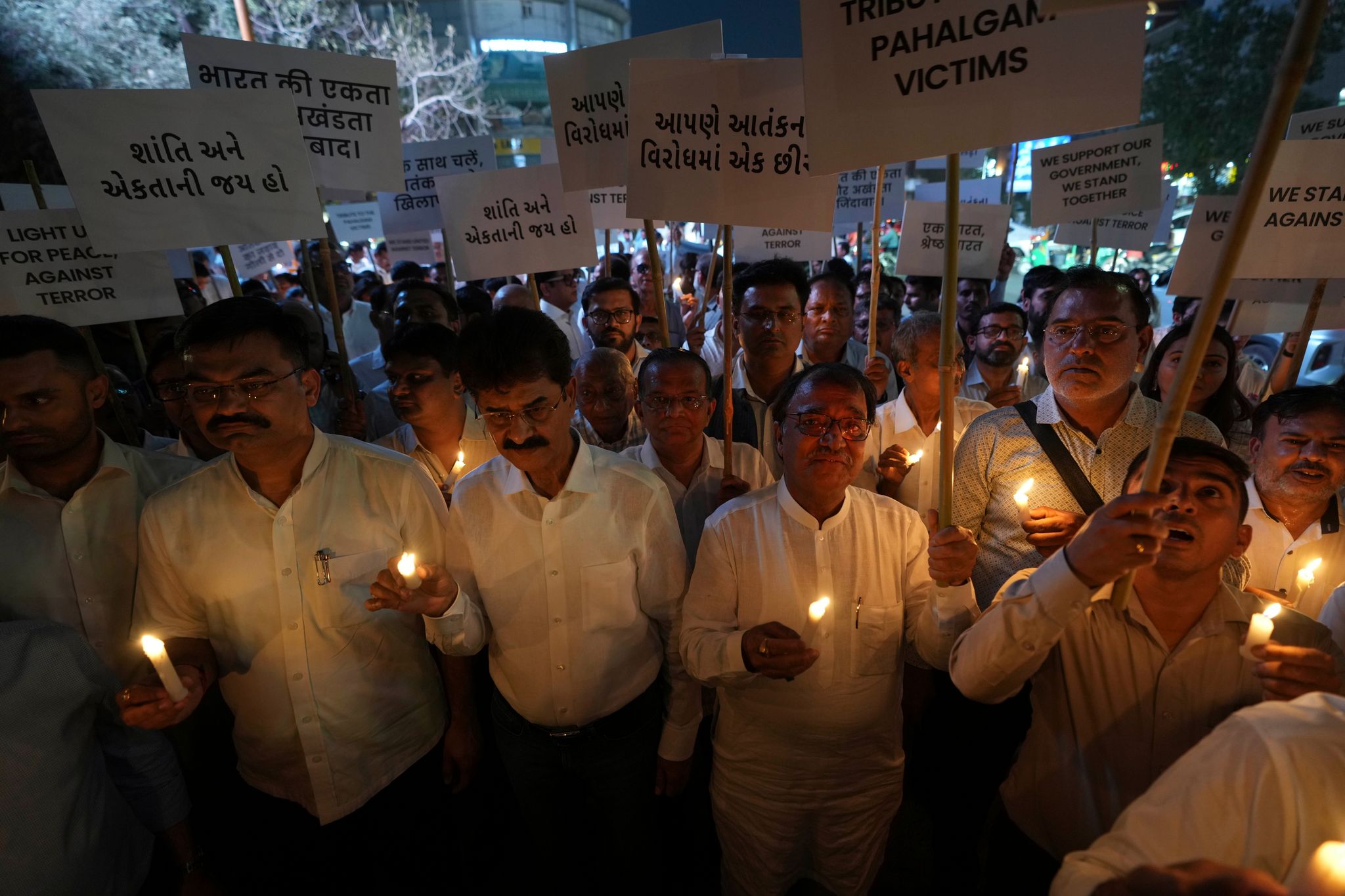 Menschen nehmen an einem Kerzenmarsch gegen die Tötung von Touristen durch Militante in der Nähe von Pahalgam im indisch kontrollierten Kaschmir teil. (Foto Archiv)