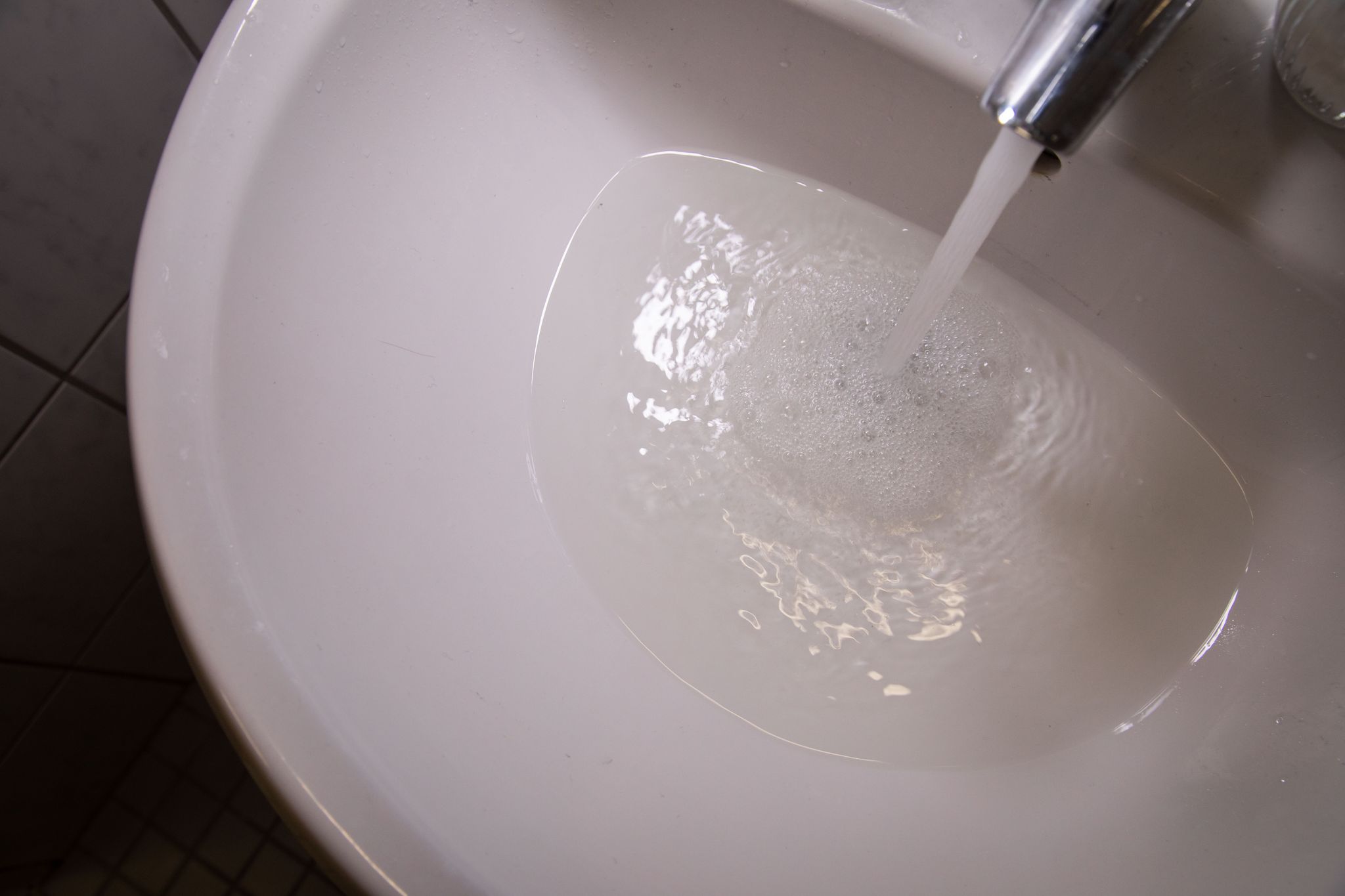 Das Wasser fließt nicht mehr richtig ab? Ein Hack soll helfen, die Verstopfung zu beheben.