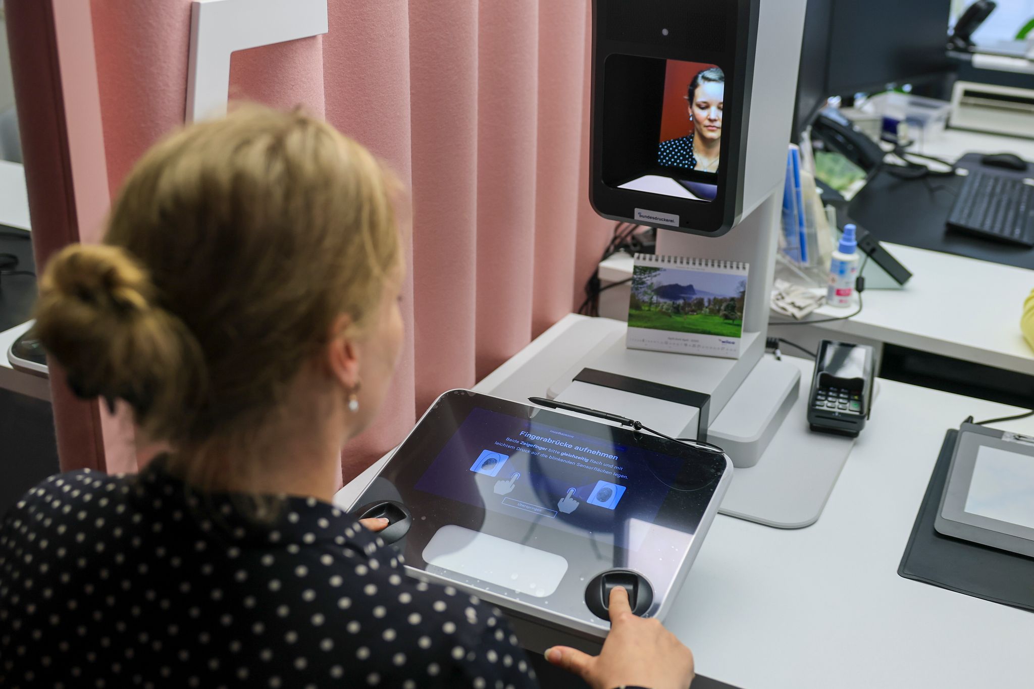 Schnell und günstig: Zur Beantragung eines neuen Ausweisdokuments reicht künftig oft der Gang zum Bürgeramt. Das erforderliche digitale Passbild kann dort in der Regel direkt aufgenommen werden.