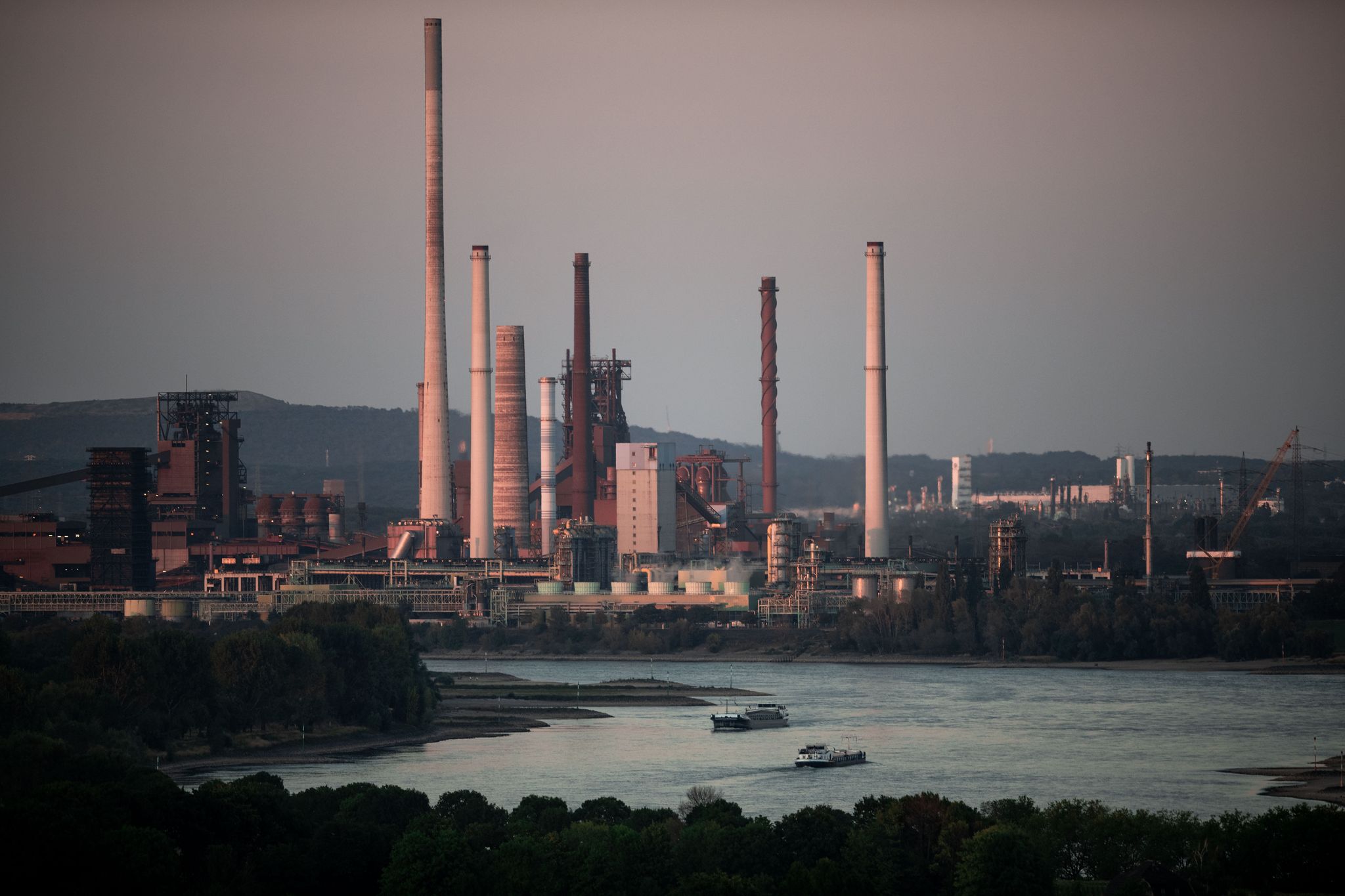 Thyssenkrupp belädt wegen der niedrigen Wasserstände seine Schiffe etwas weniger, um den Tiefgang zu verringern. (Archivbild)