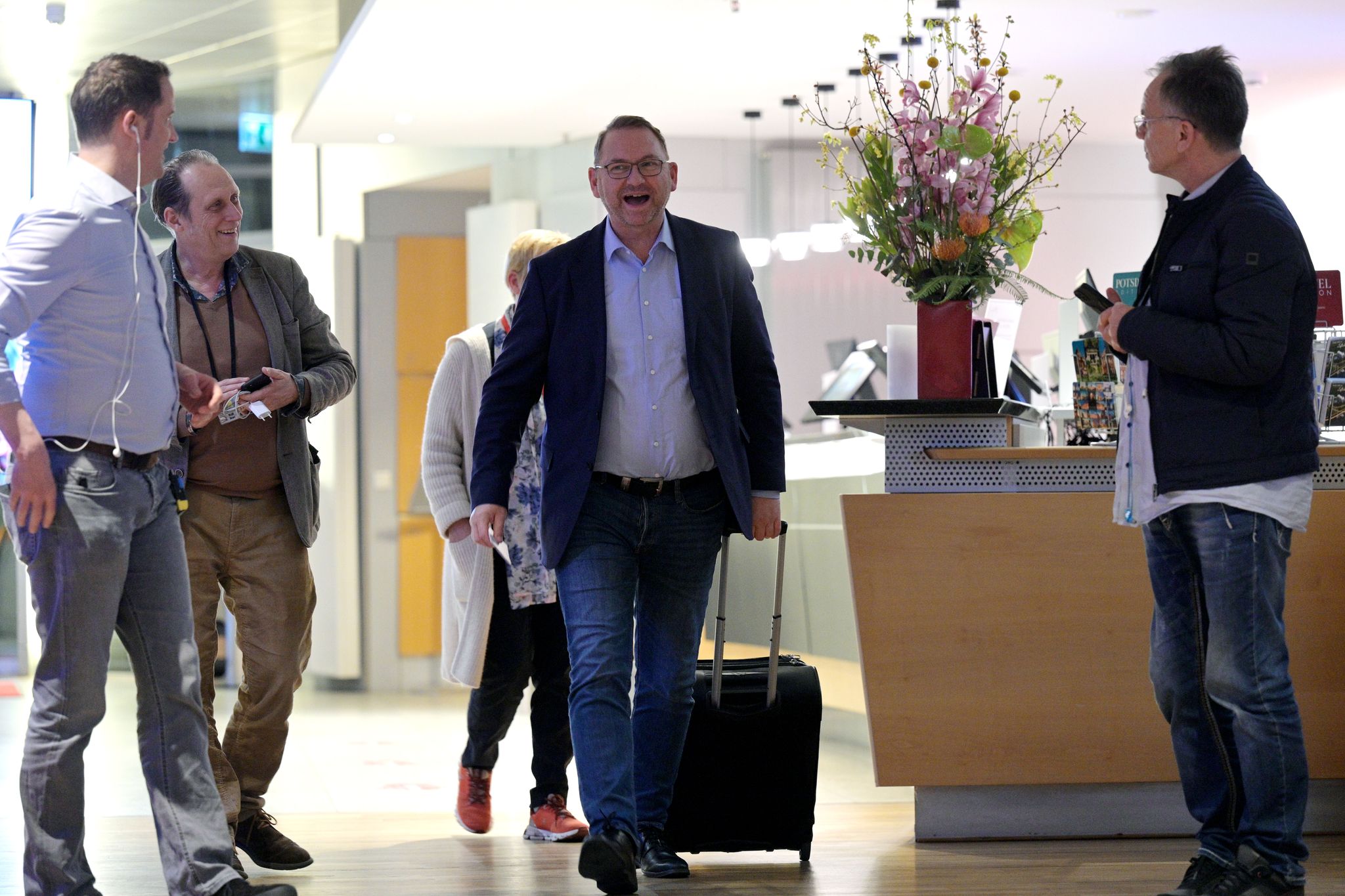 Verdi-Chef Frank Werneke checkte am späten Samstagabend in sein Zimmer im Kongresshotel ein - es sei ein gutes Zeichen, dass er nicht abreise, sagte er.