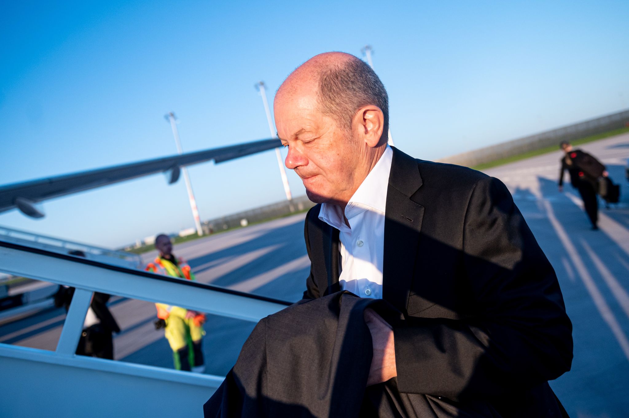 Olaf Scholz traf bei der Trauerfeier für den Papst Donald Trump.