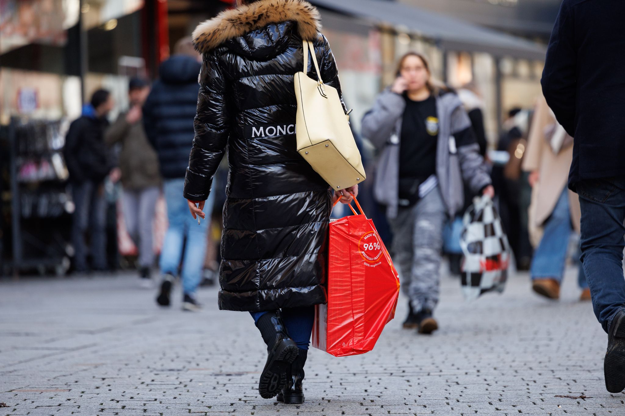 Mit Kosumausgaben halten sich die Deutschen zurück.
