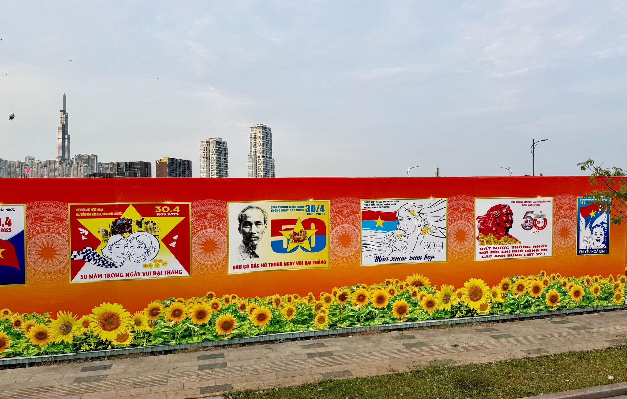 Ganz Ho-Chi-Minh-Stadt wird gerade mit Plakaten zum Jahrestag gepflastert.