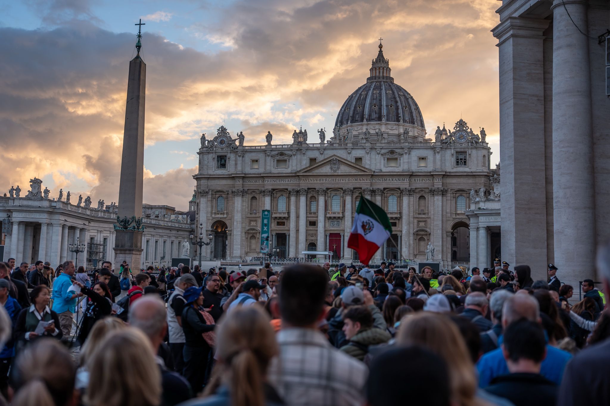Auf dem Petersplatz herrscht reger Andrang.