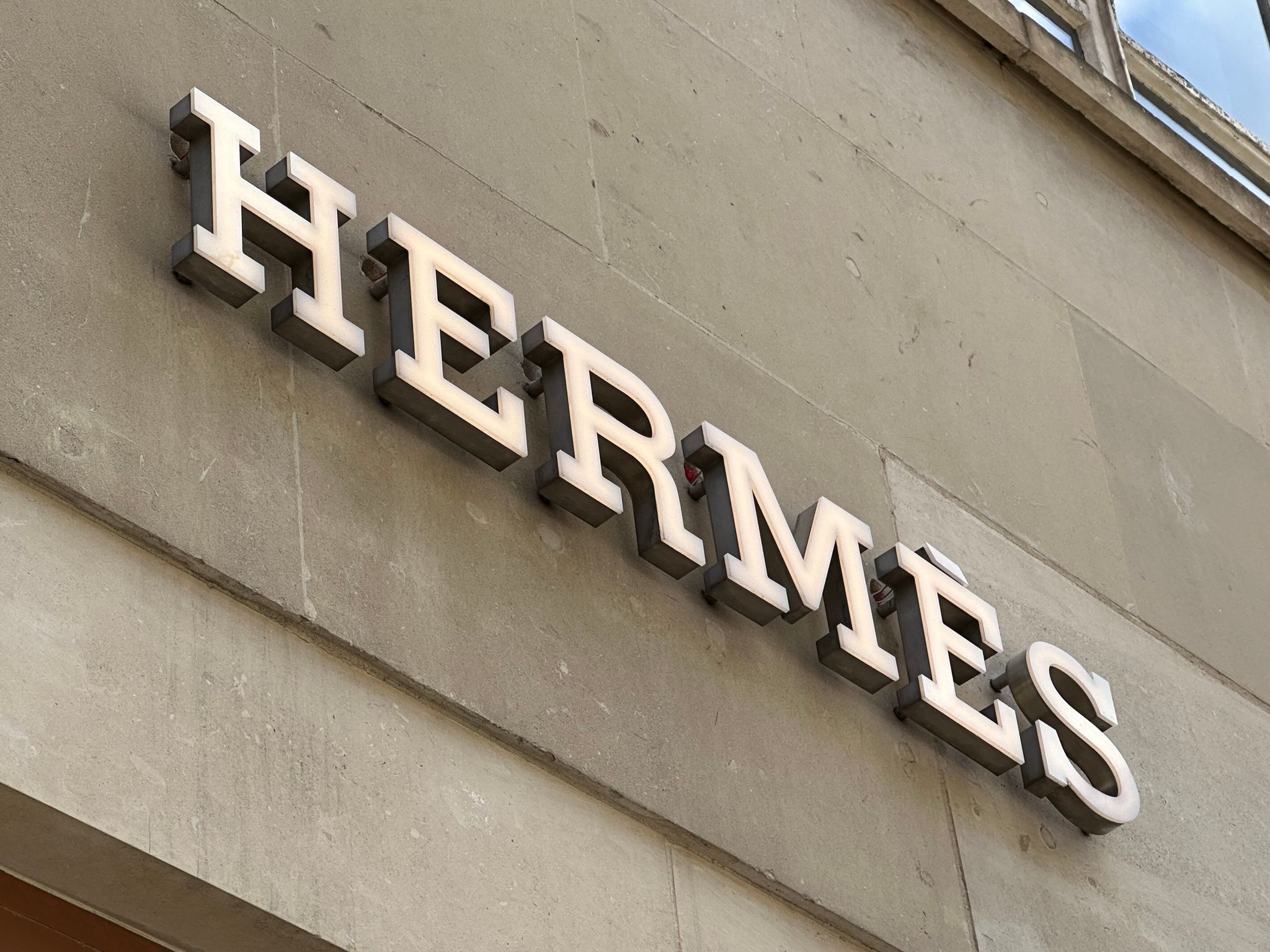 Hermès will im Zollkonflikt seine Kunden stärker zur Kasse bitten.