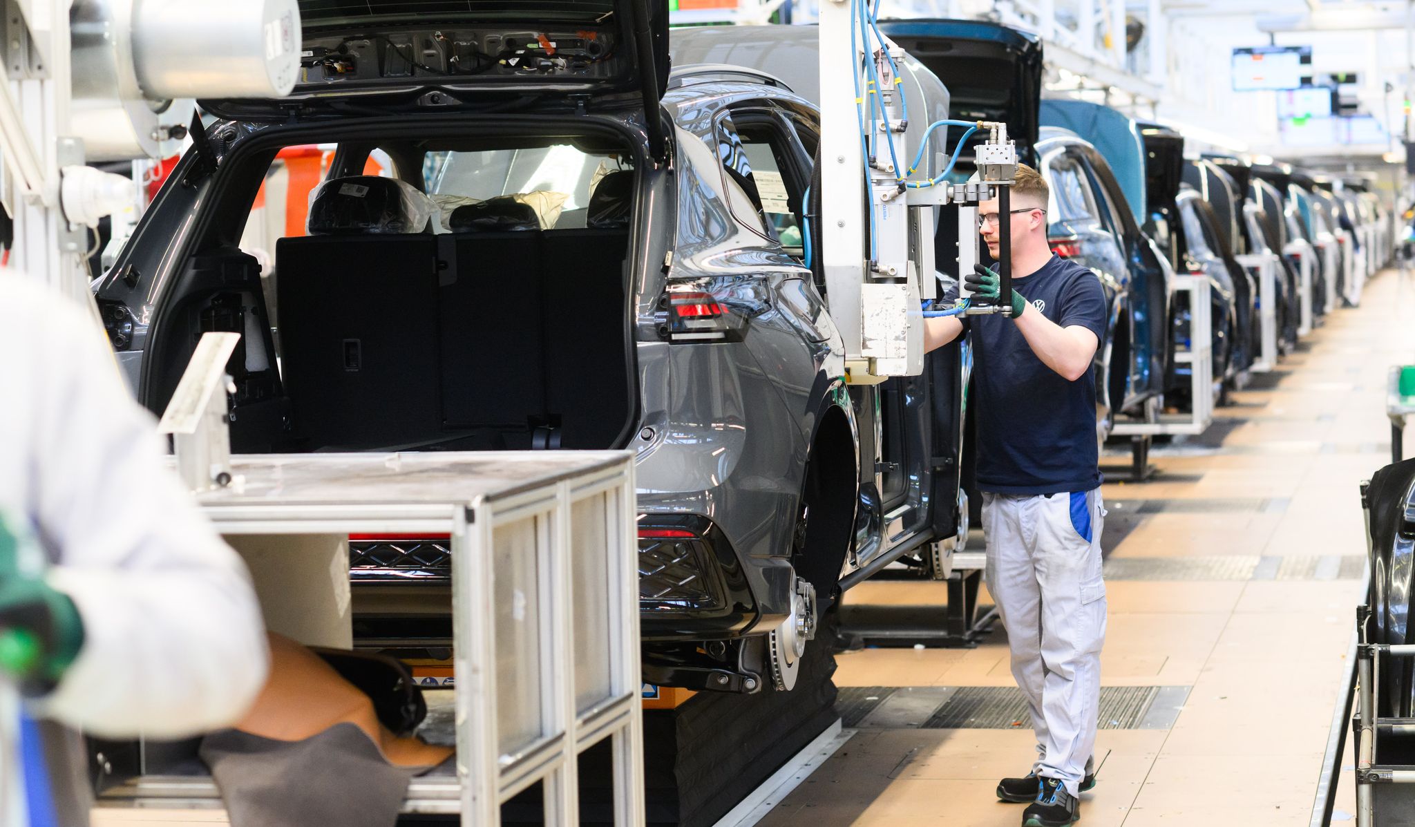 Autoproduktion in Wolfsburg: Wegen hoher Nachfrage nach den hier gebauten Verbrenner setzt VW nun Sonderschichten an. (Archivfoto)
