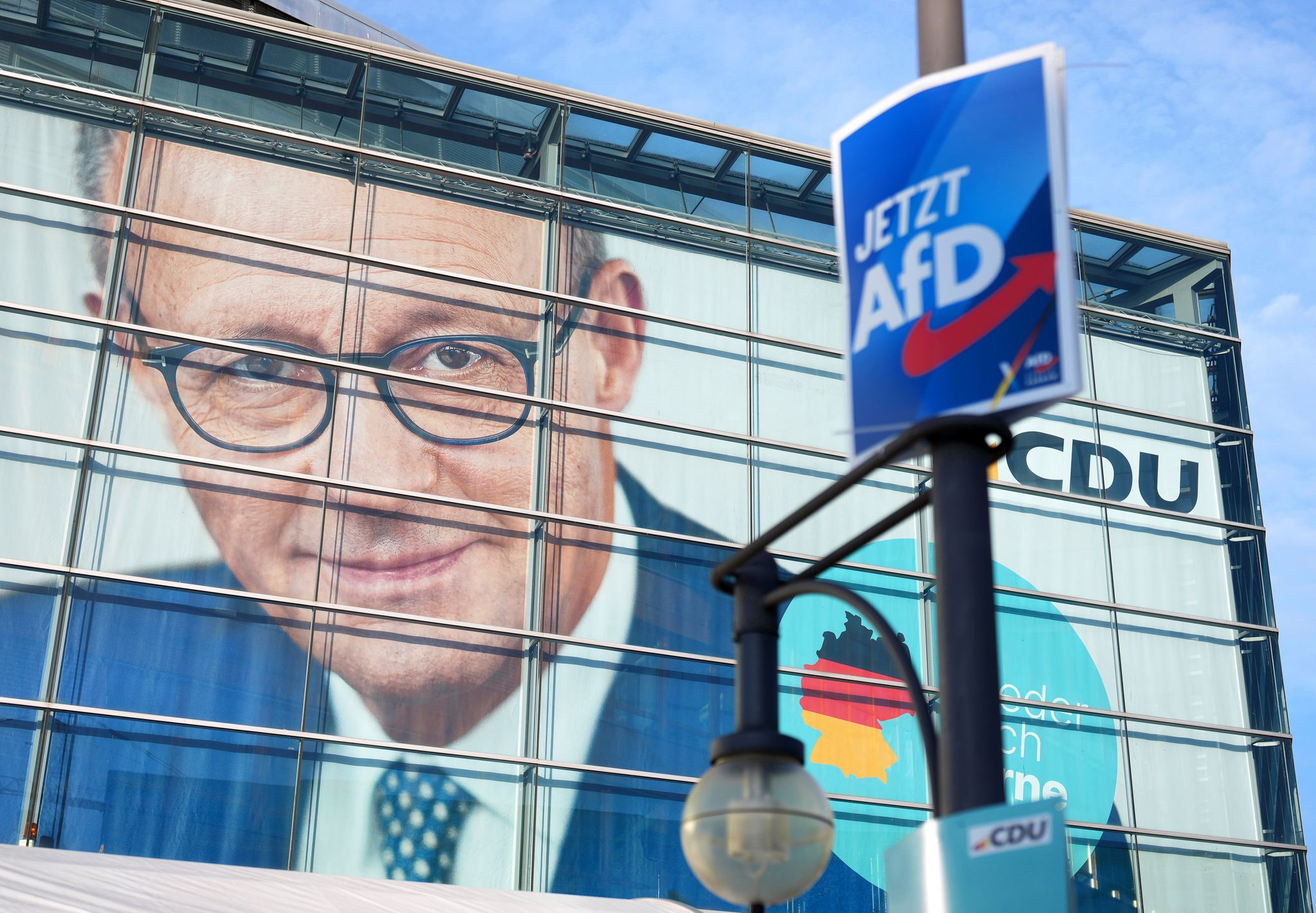 Während die Union verhandelt, schließt die AfD in Umfragen auf – für Merz steigt der Druck . (Archivbild)
