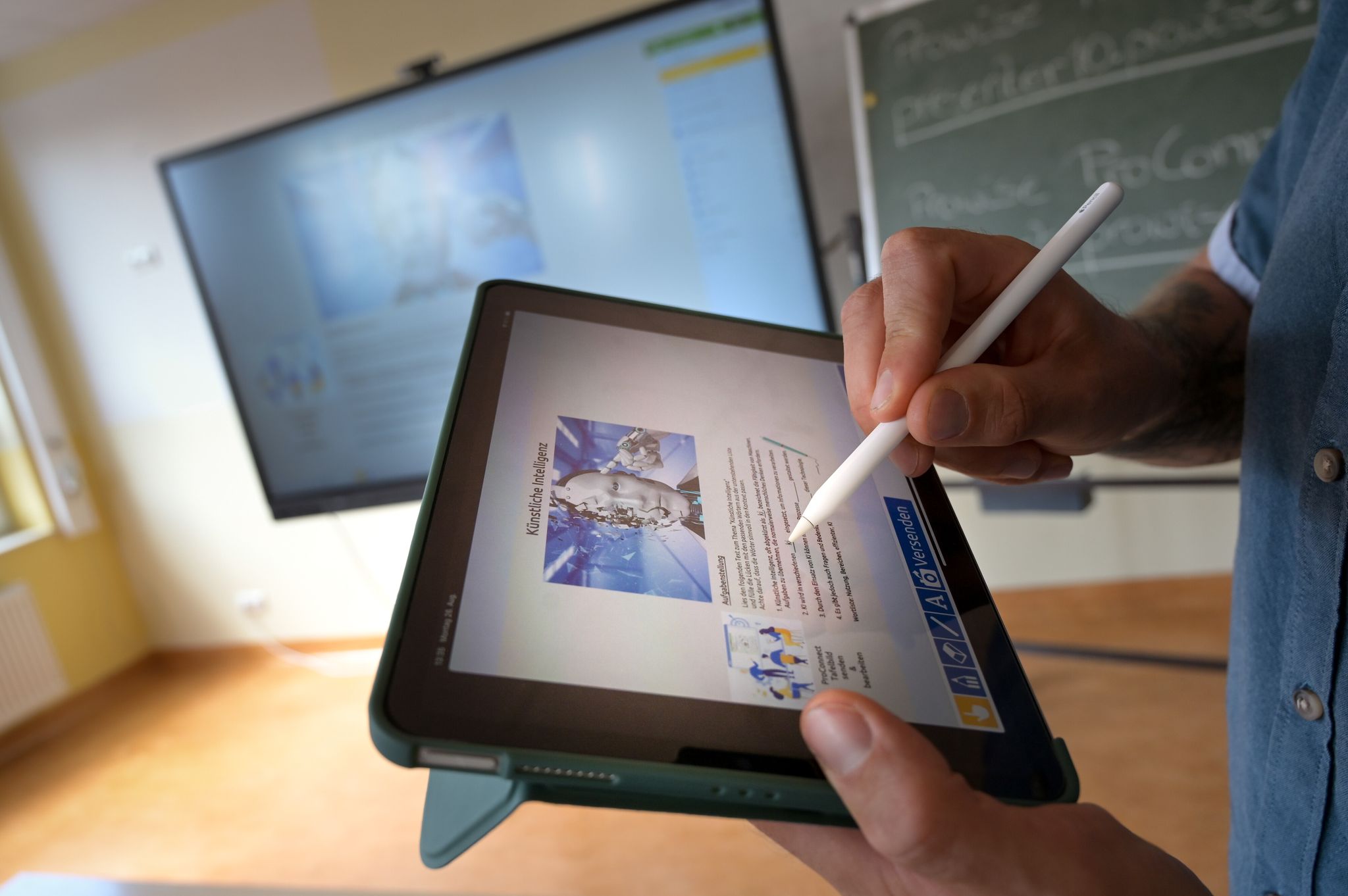 Wie verändert sich der Arbeitsmarkt in Zukunft? Bei dieser Frage spielt auch die zunehmende Automatisierung durch KI eine Rolle.