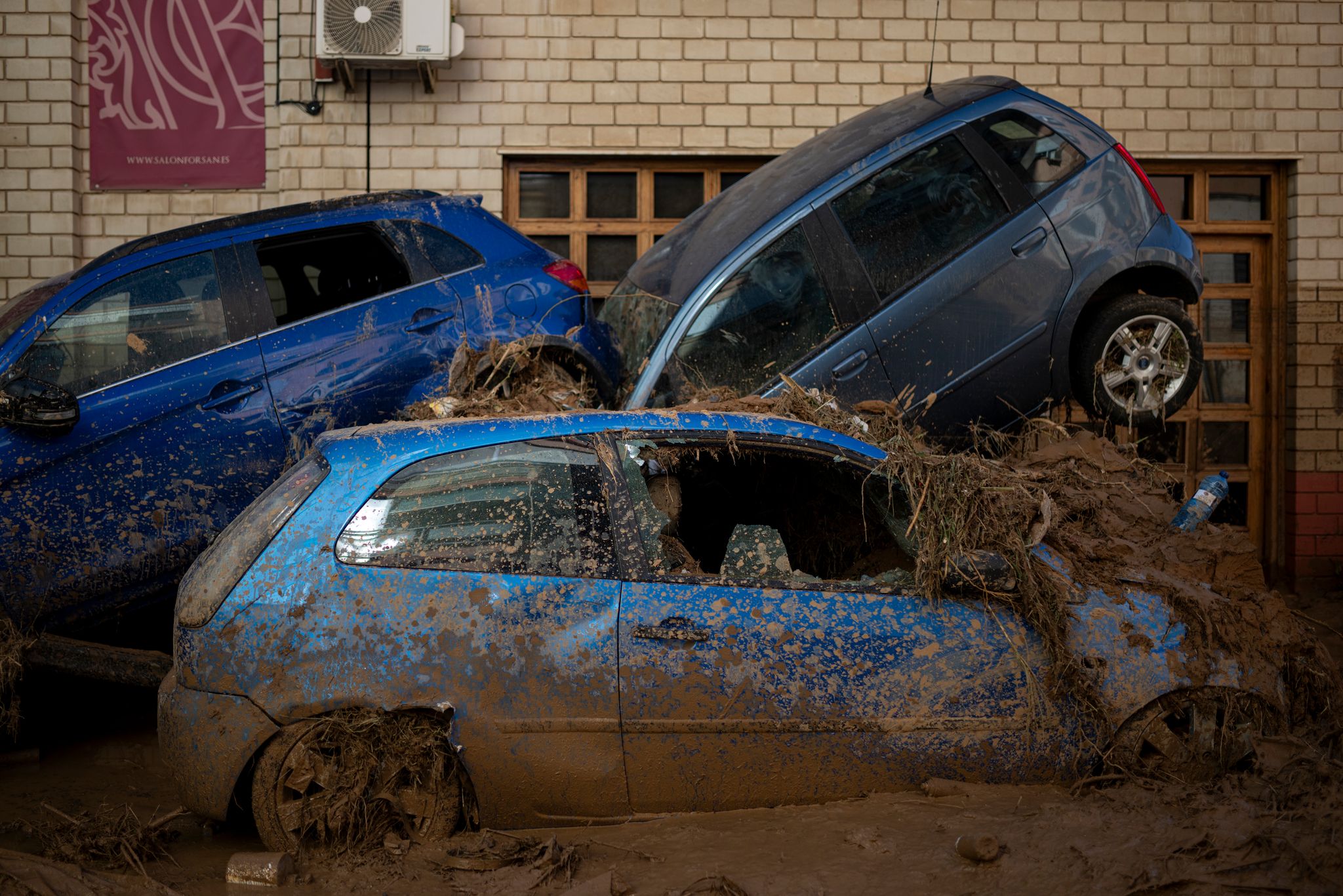 Autos stapeln sich nach Überschwemmungen in Spanien