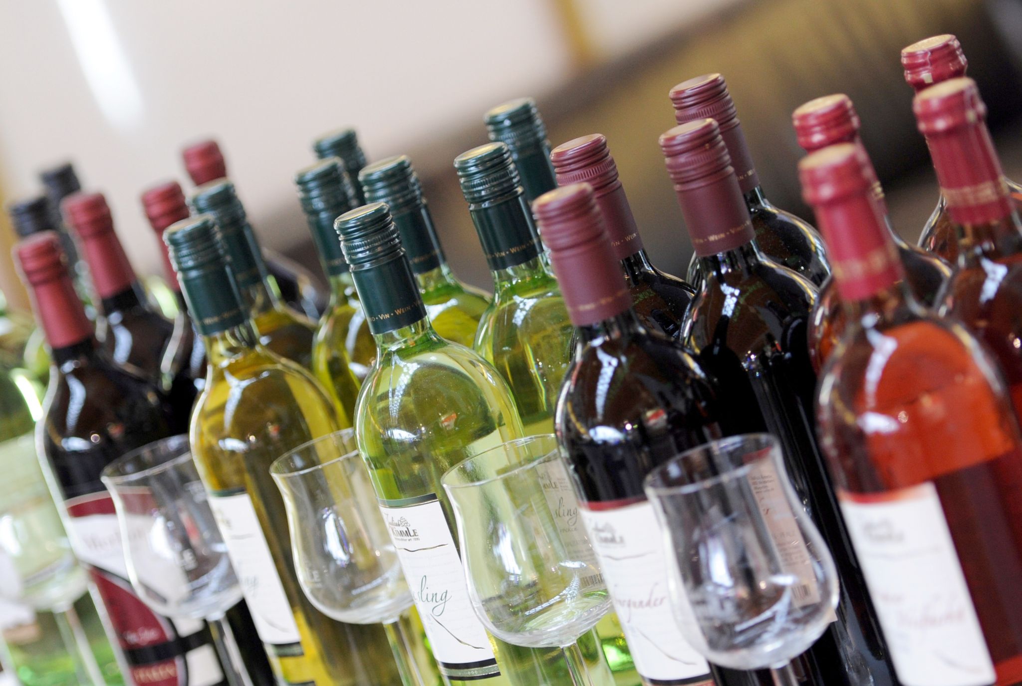 Der Konsum von Wein ist weltweit seit längerem rückläufig, aber es wird oft teurerer Wein getrunken als früher (Archivbild).