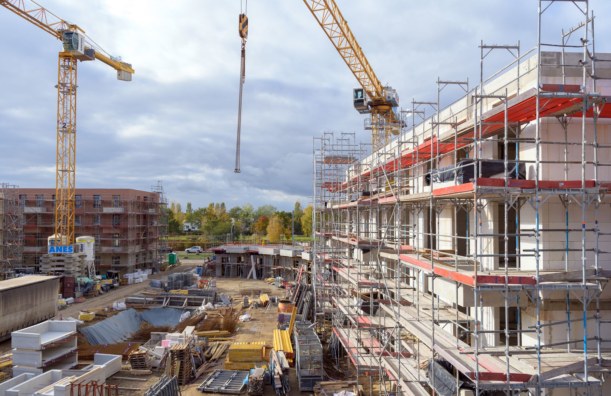 Wohnungen können nach Ansicht der Branche deutlich günstiger gebaut werden als bislang. (Archivbild)