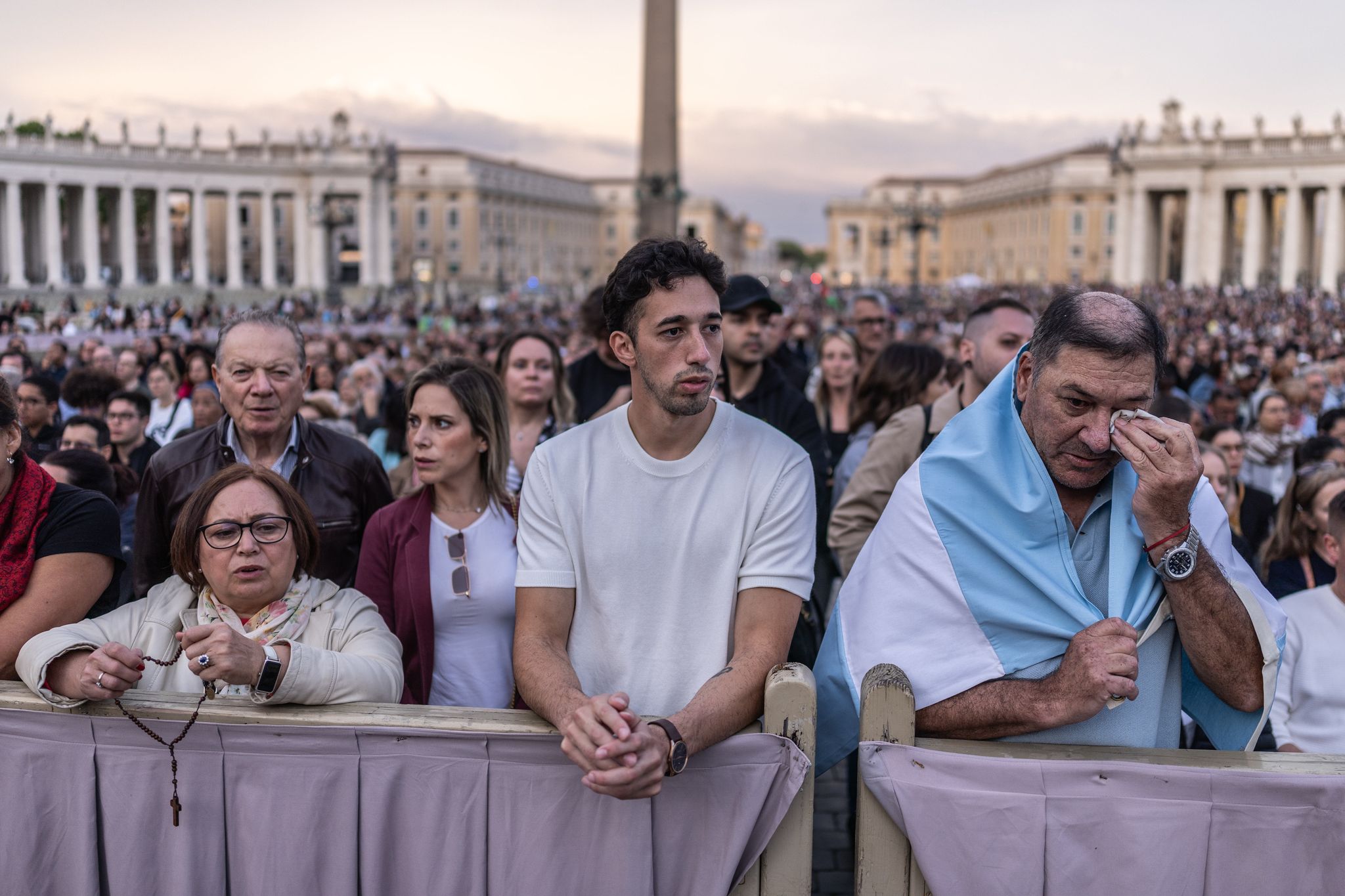 Tausende trauern auf dem Petersplatz um Papst Franziskus. (Archivbild)
