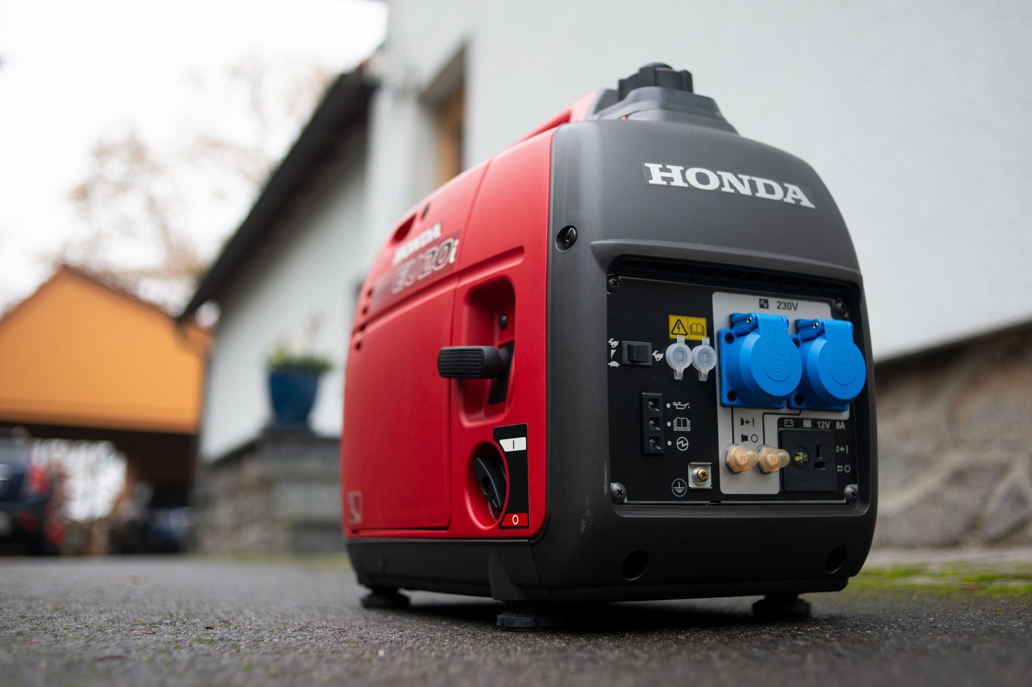 Wenn der Strom ausfällt, schaffen Powerbanks und Solarladegeräte kurzfristig Abhilfe – eine verlässlichere Notstromversorgung bieten jedoch tragbare Generatoren.