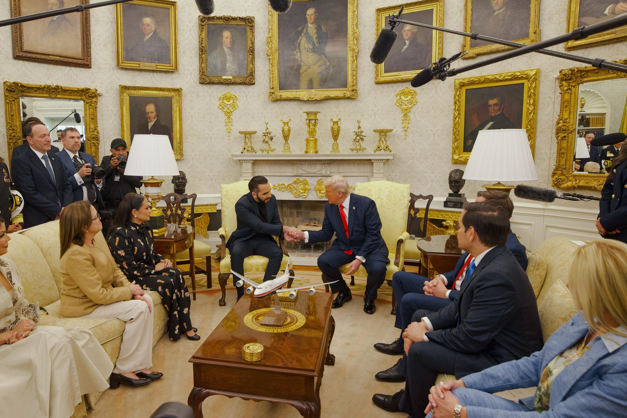 Trump beantwortet bei einem Treffen mit El Salvadors Präsident Fragen der Presse.