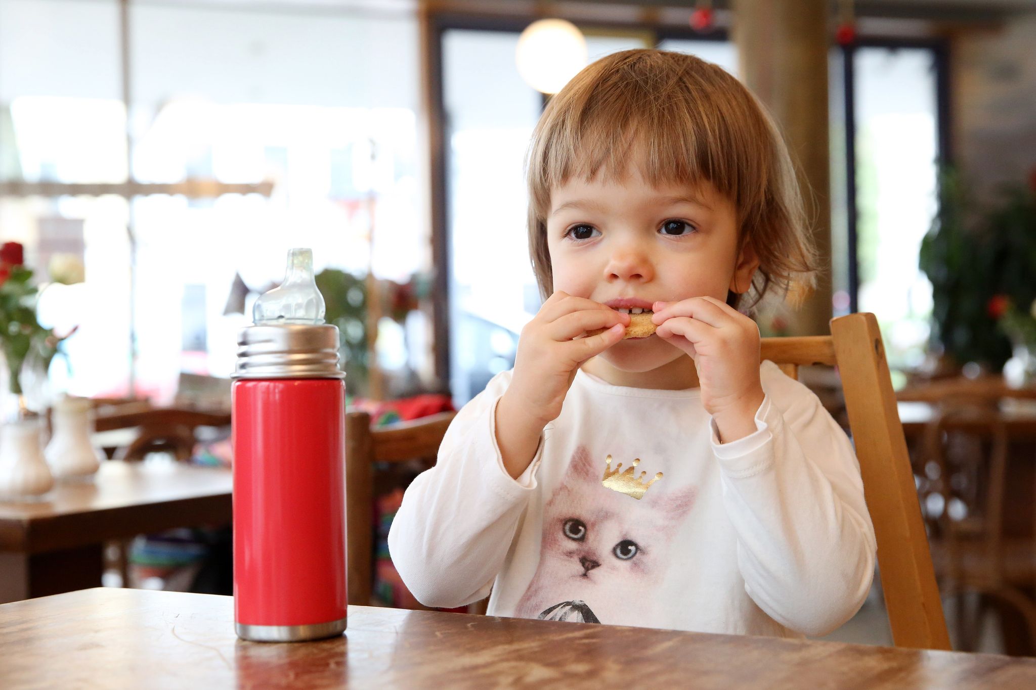 Was genau steckt drin? Bei Kinderkeksen sollten sich Eltern nicht von den vollmundigen Versprechen täuschen lassen, sondern auch die Zutatenliste checken.
