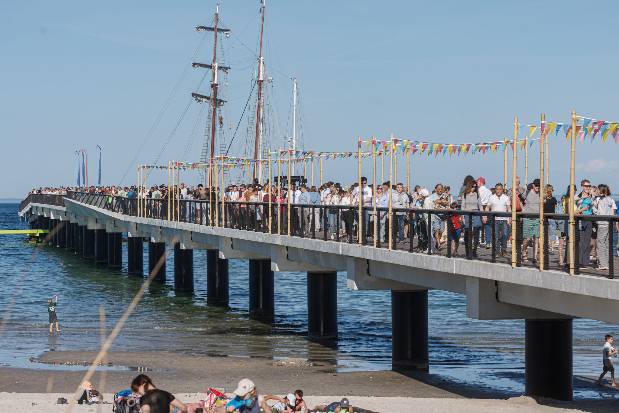 In Scharbeutz bei Lübeck ist die neue Seebrücke offiziell eröffnet worden