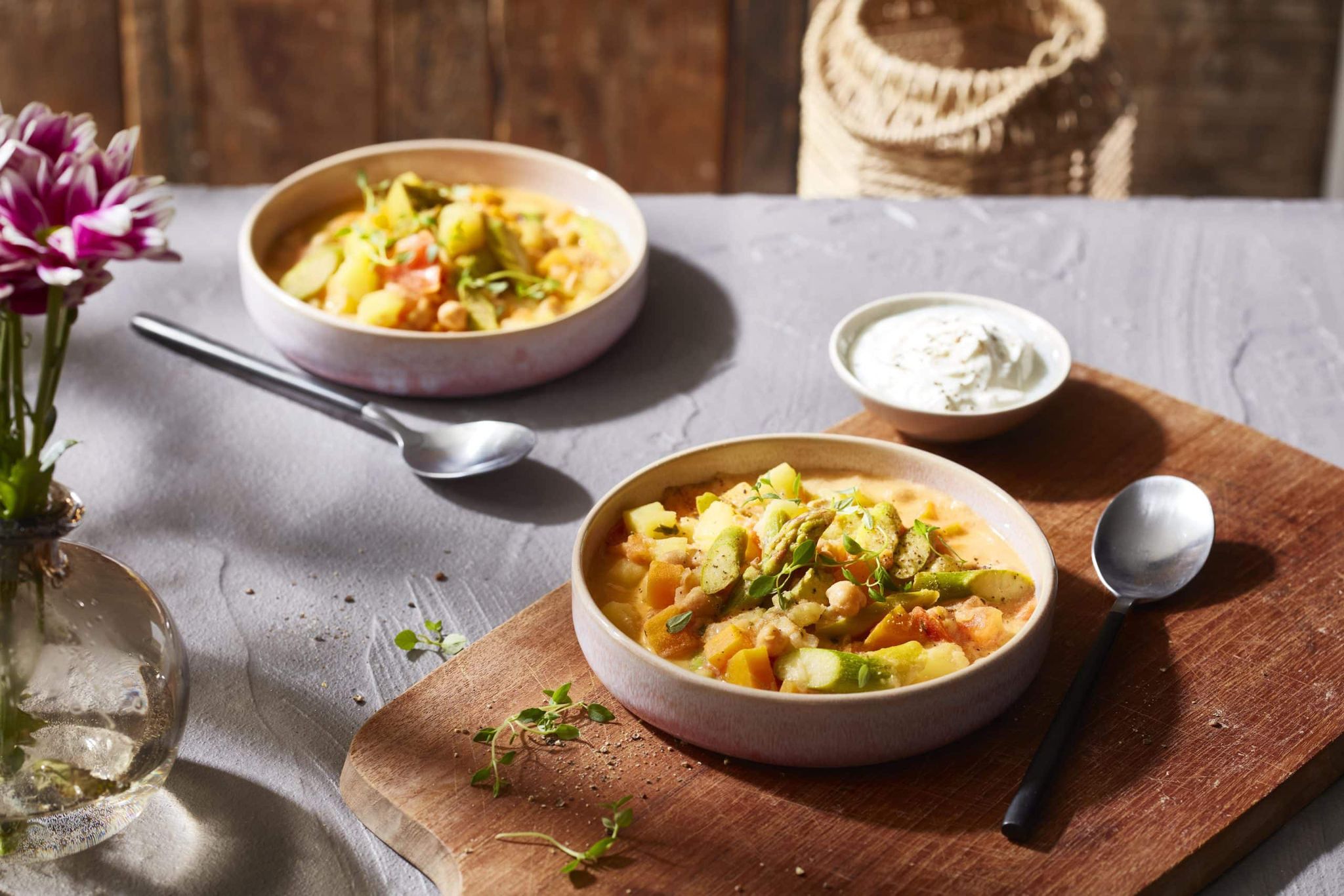 Schmeckt nach Frühling: Die Kichererbsen geben dem Kartoffel-Spargel-Ragout eine leicht cremige Konsistenz.