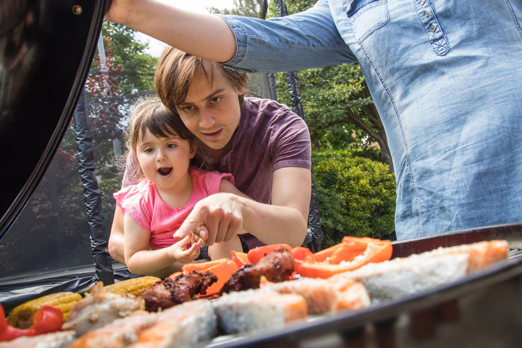 Kinder sollten in der Nähe eines Grills nie unbeaufsichtigt sein.