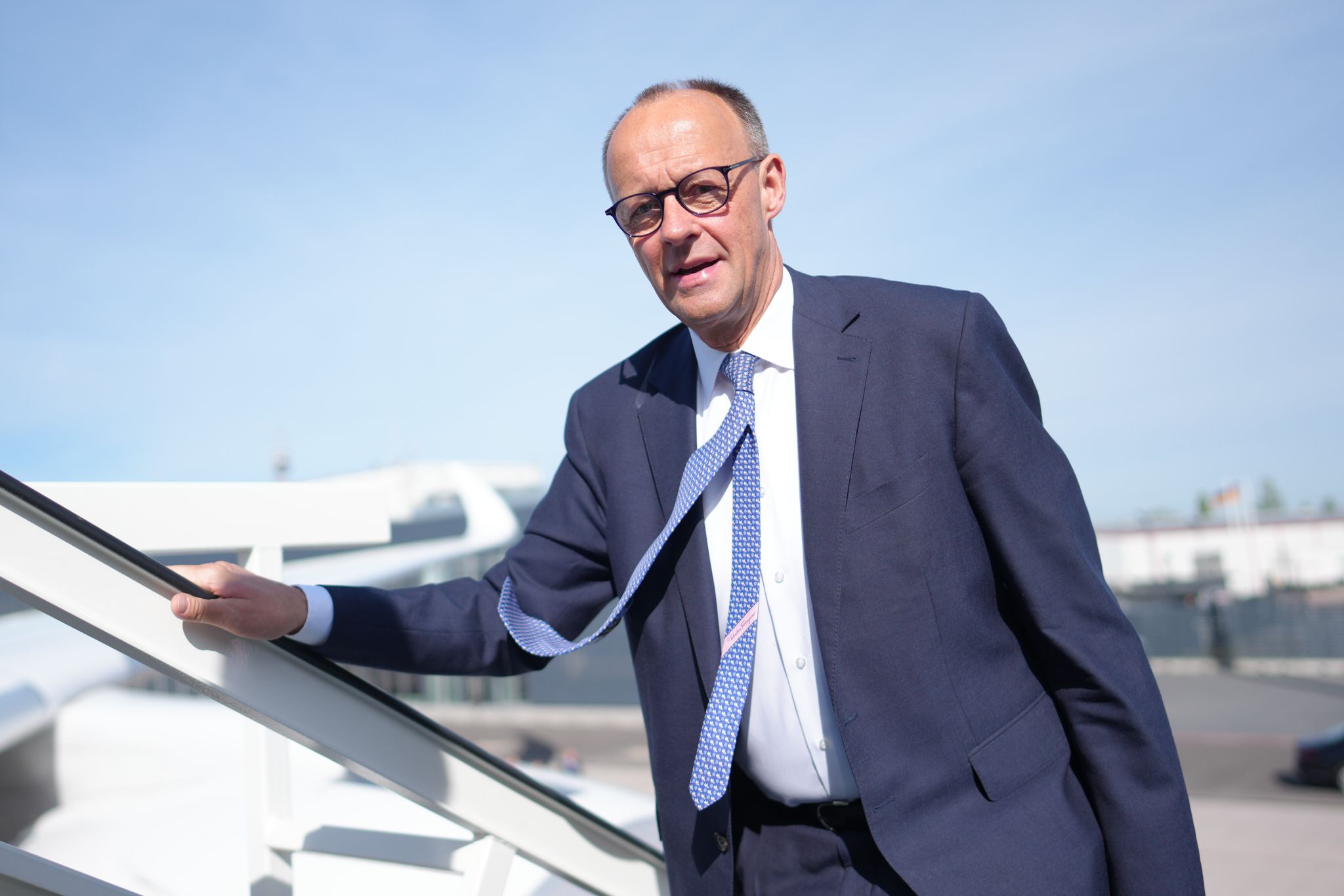 Die erste Reise von Bundeskanzler Merz geht per Flieger nach Frankreich und Polen.