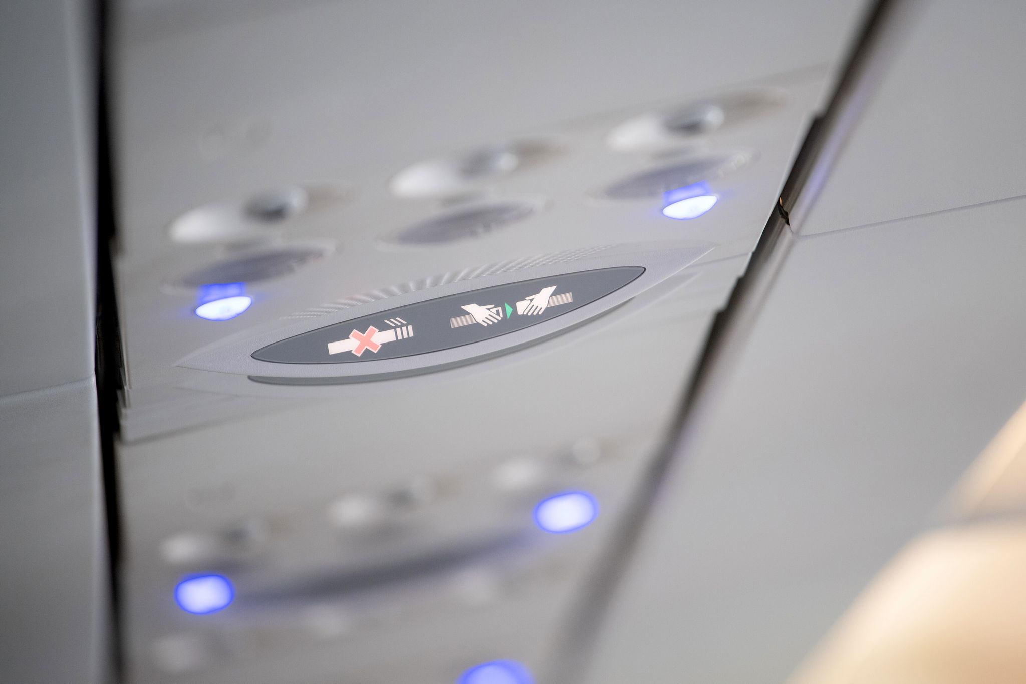 Bußgeld nach der Landung: Wer sich im Flugzeug zu früh abschnallt oder aufsteht, muss in der Türkei mit Strafen rechnen.