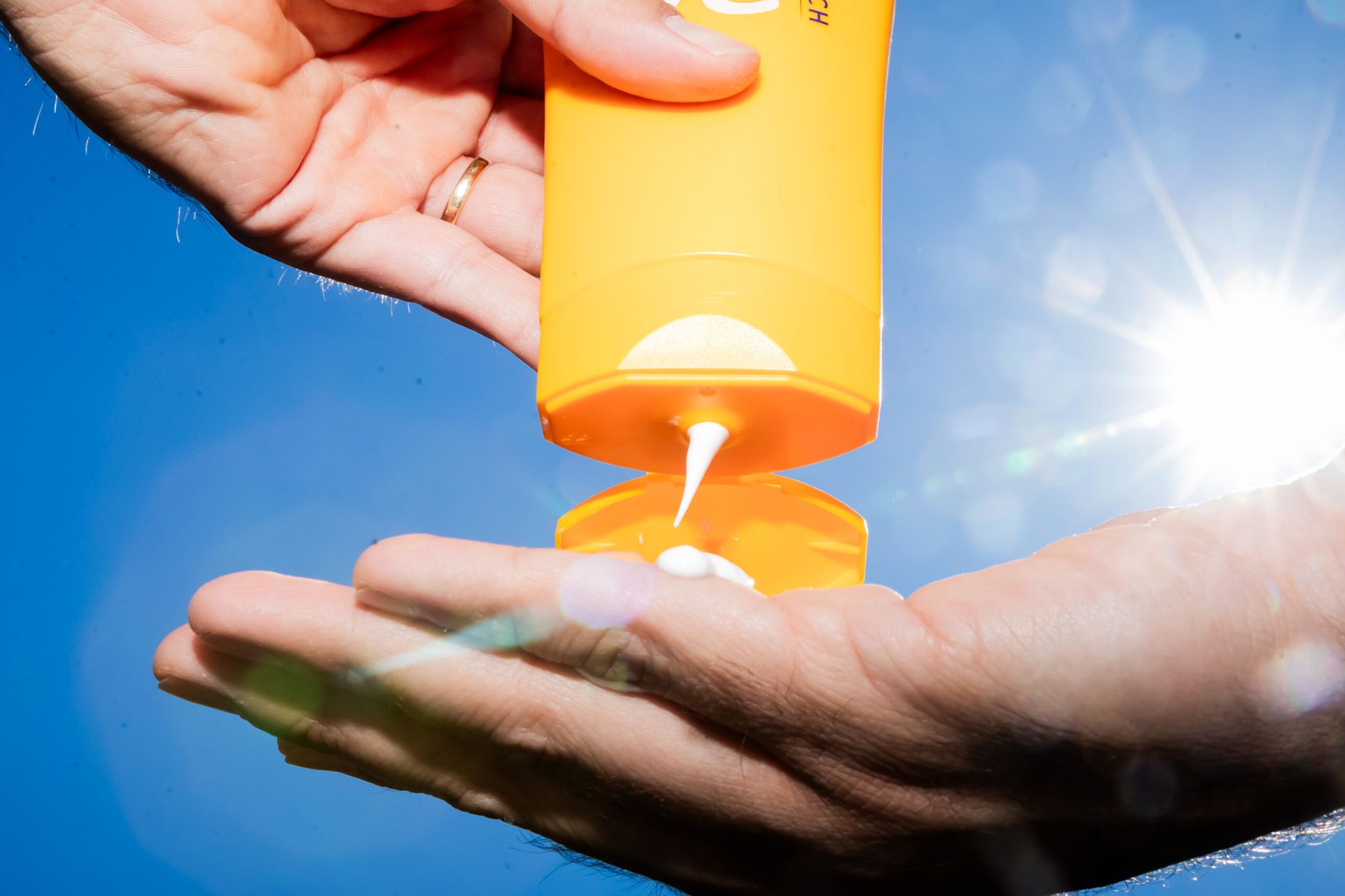 Zwei Discounterprodukte vorn: Die im Test besten Sonnencremes kosten unter vier Euro – und wurden mit „sehr gut“ bewertet.