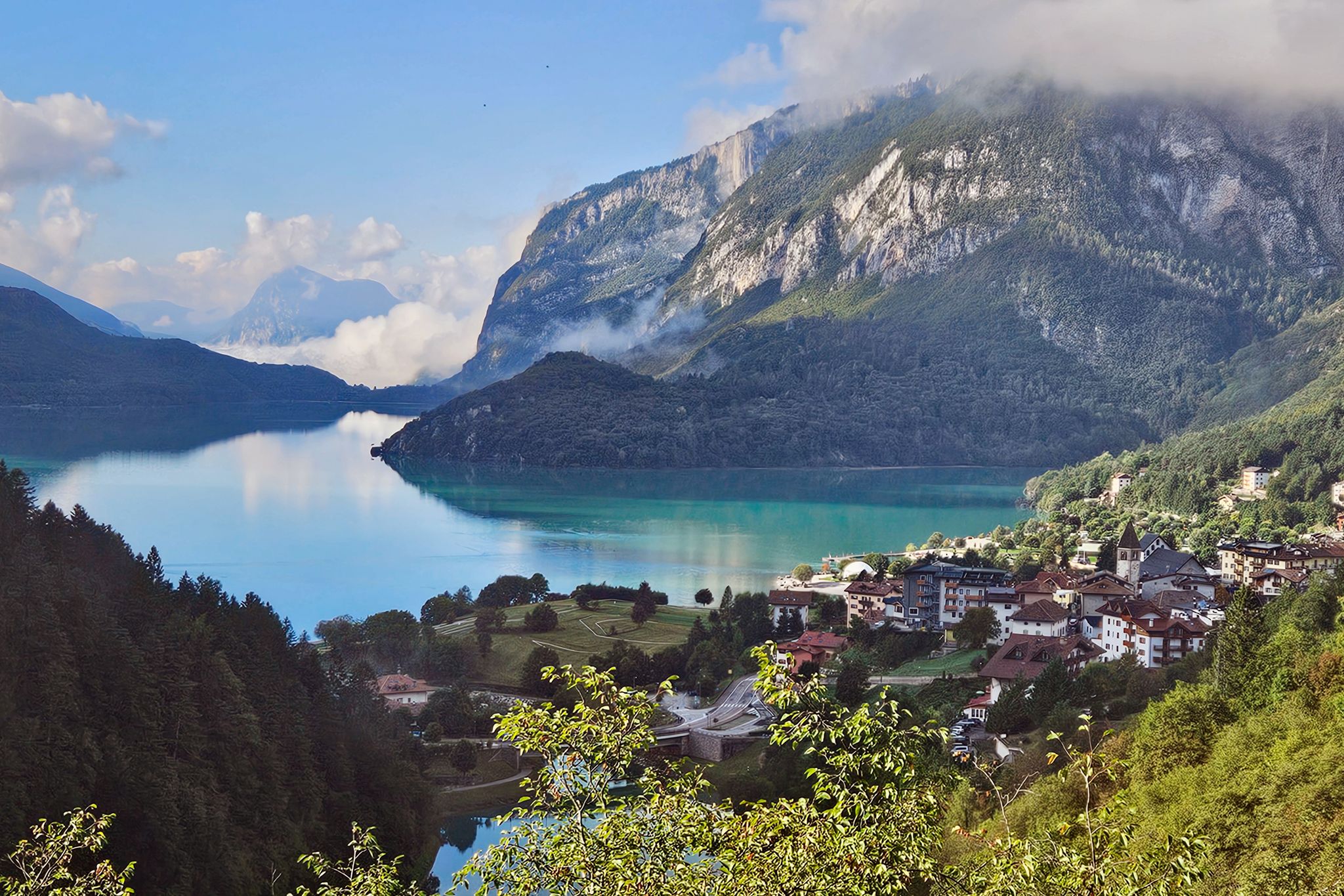 Der Lago Molveno liegt eingebettet zwischen den Brenta-Dolomiten und dem Paganella-Bergmassiv.