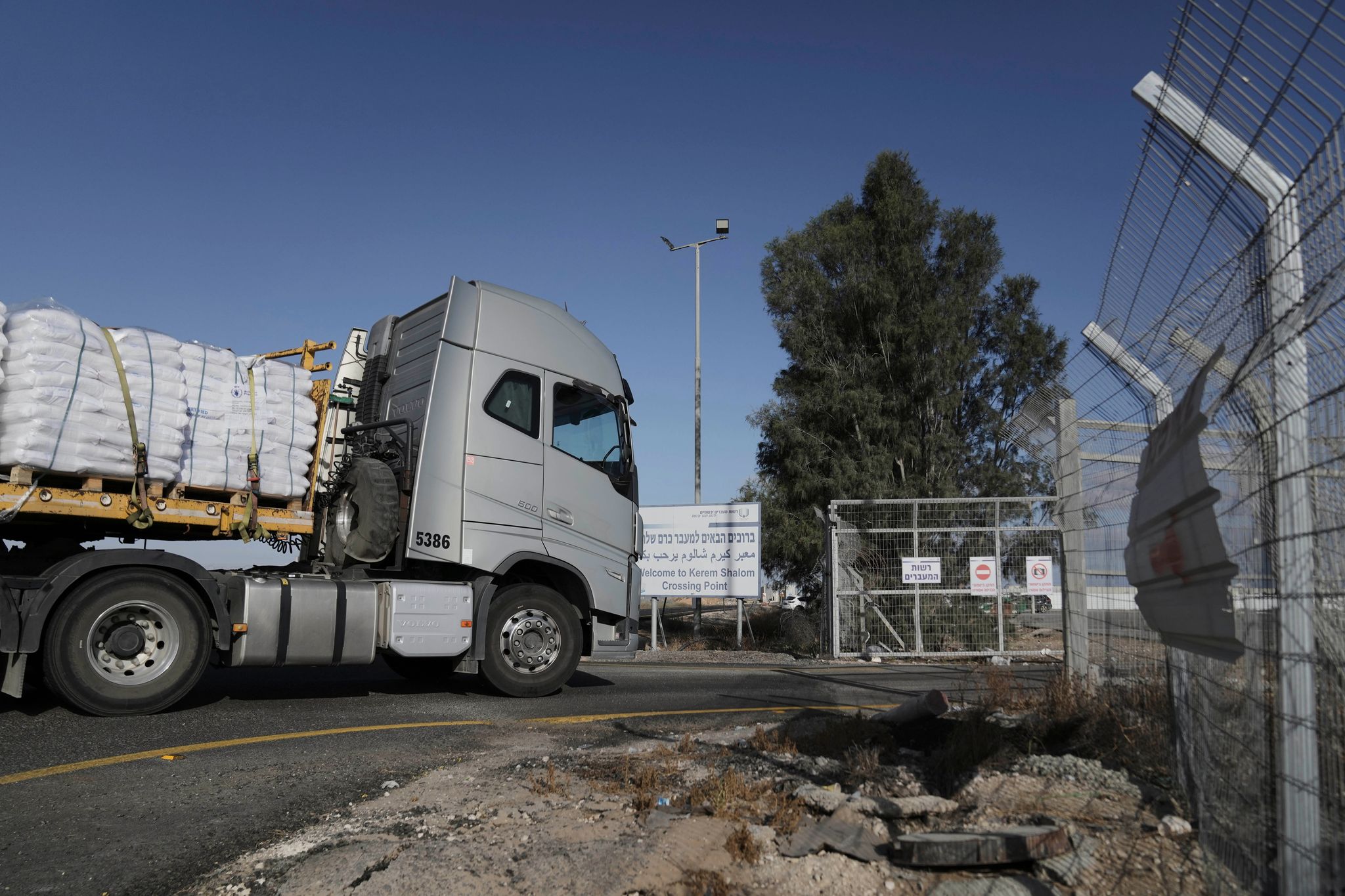 Am Montag waren erstmals seit fast drei Monaten wieder Hilfstransporte in den abgeriegelten Gazastreifen gelangt.