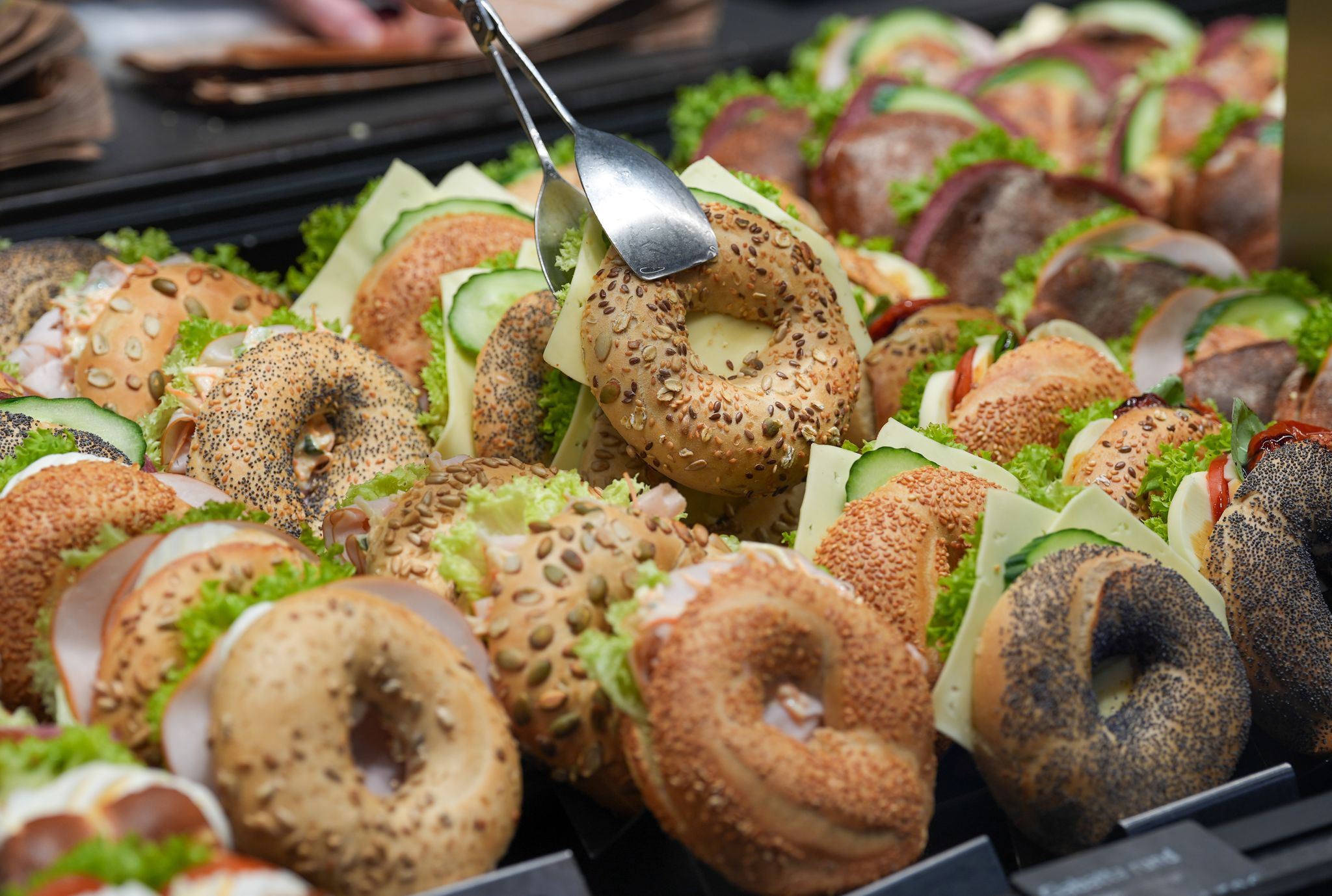 Belegte Brötchen in einer Bäckerei-Theke - manch einer, der schnell etwas essen möchte, greift hier zu. (Symbolbild)