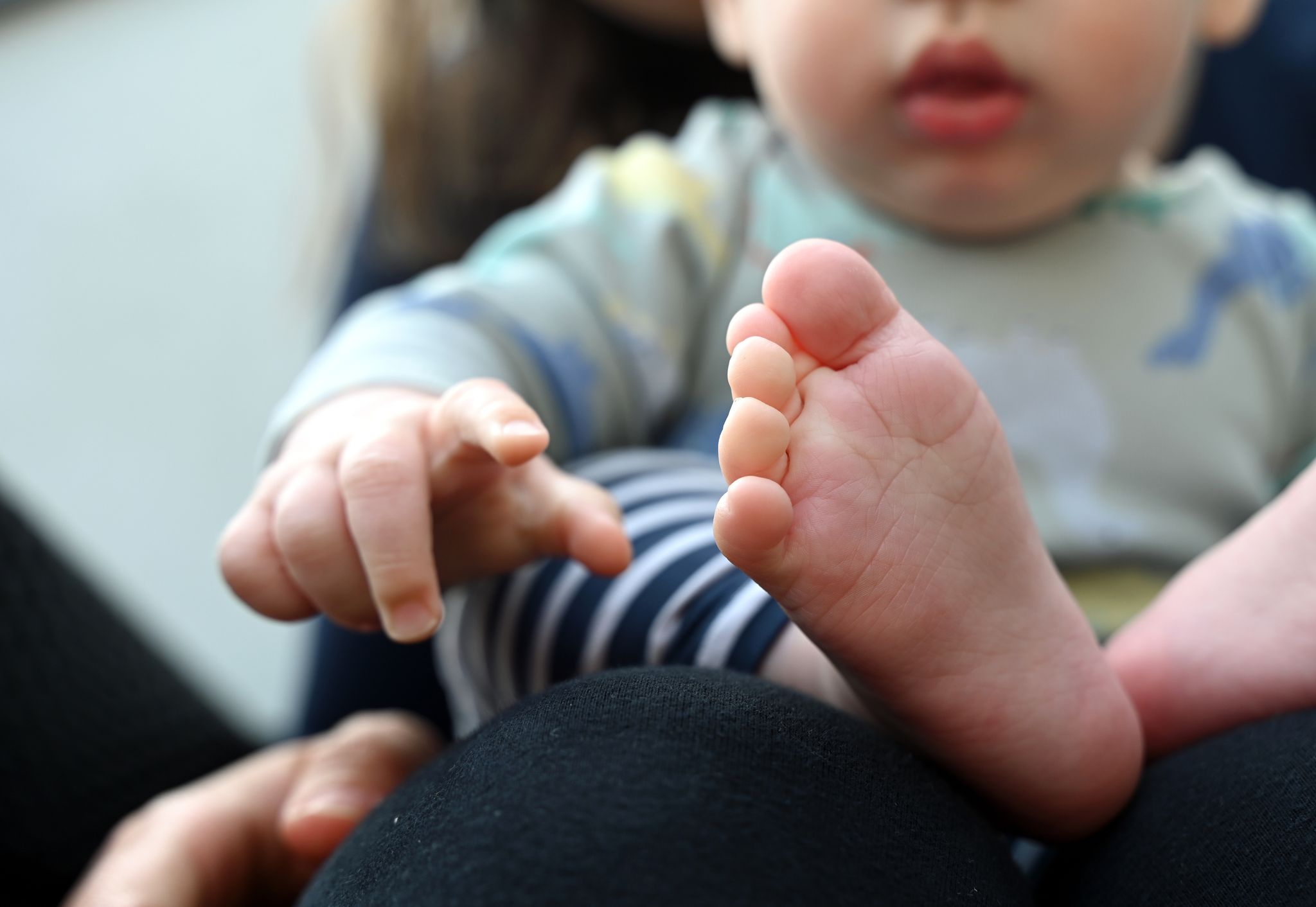 Eltern sind einer Studie zufolge durchschnittlich weniger zufrieden als Kinderlose, empfinden aber mehr Sinn im Leben (Archivbild).