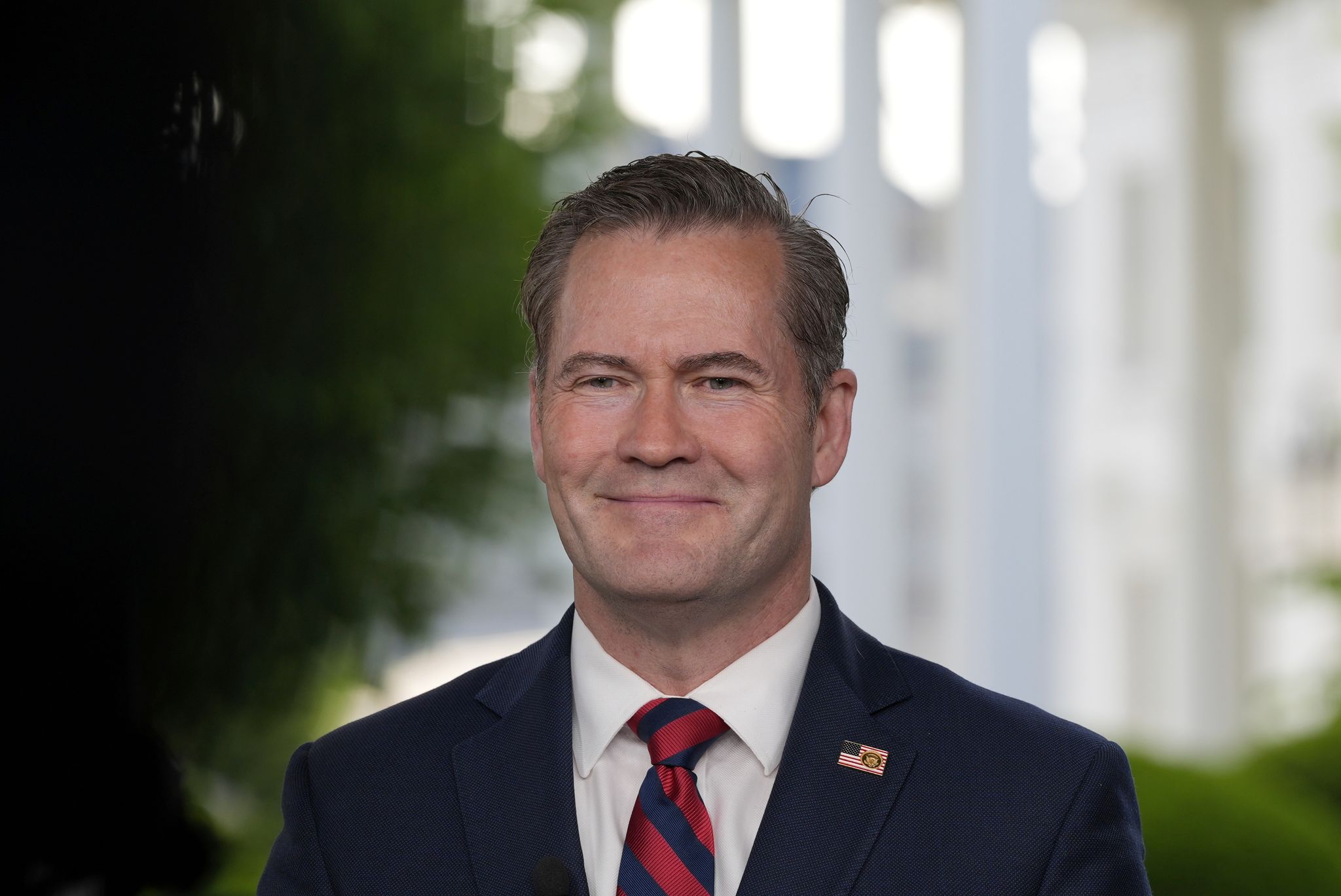 Am Morgen noch für die Regierung im Fernsehen, am Nachmittag verkünden TV-Sender seinen Abschied: Die kurze Amtszeit von Mike Waltz im Weißen Haus scheint schon wieder zu Ende zu sein.