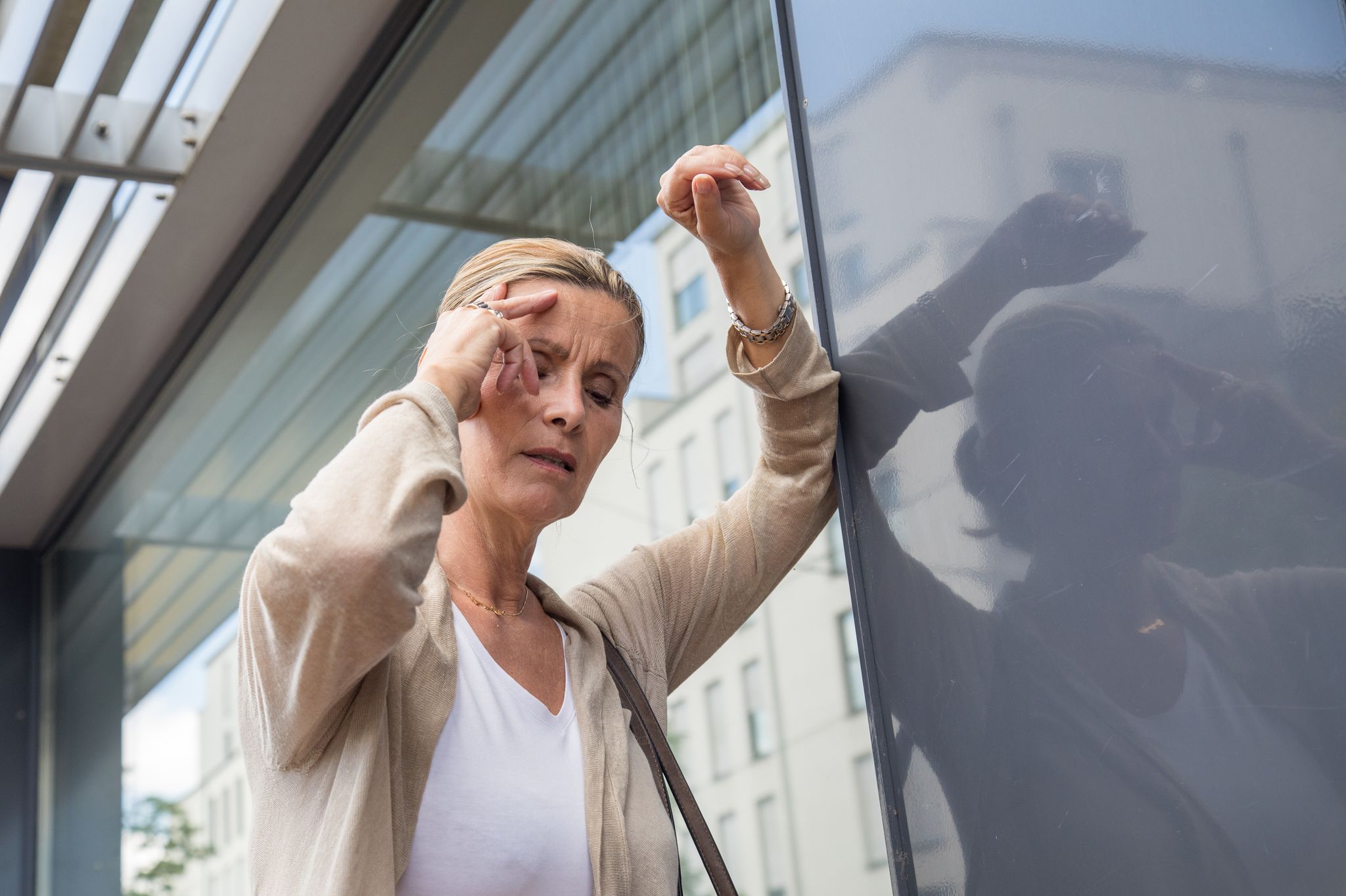 Bei Frauen kann sich ein Schlaganfall mit diffusen Symptomen wie Schwindel oder Verwirrtheit bemerkbar machen.