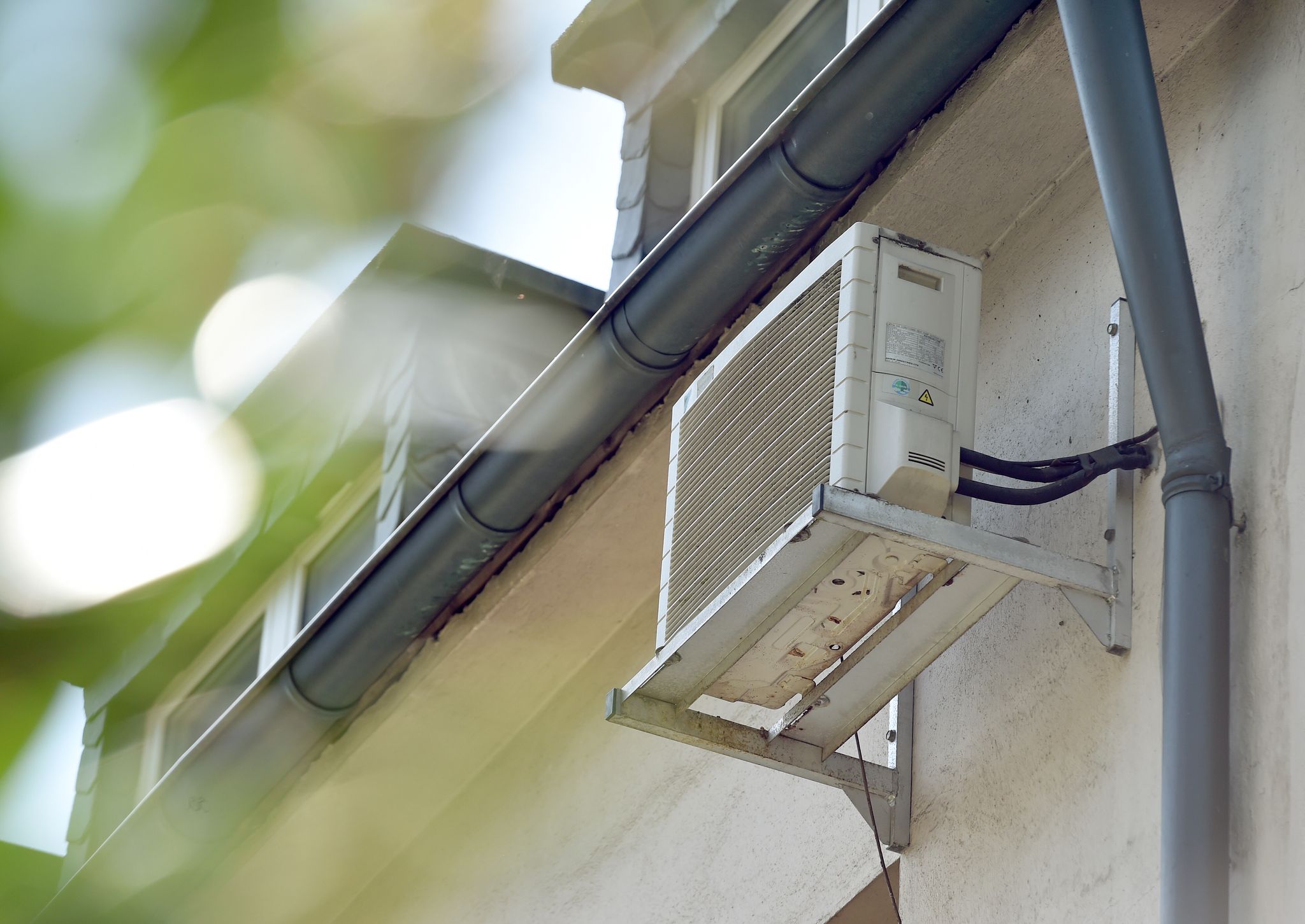 Beschluss mit Einschränkungen: Wer eine Klimaanlage fest anbringen will, darf das nur mit Mehrheitserlaubnis der WEG.