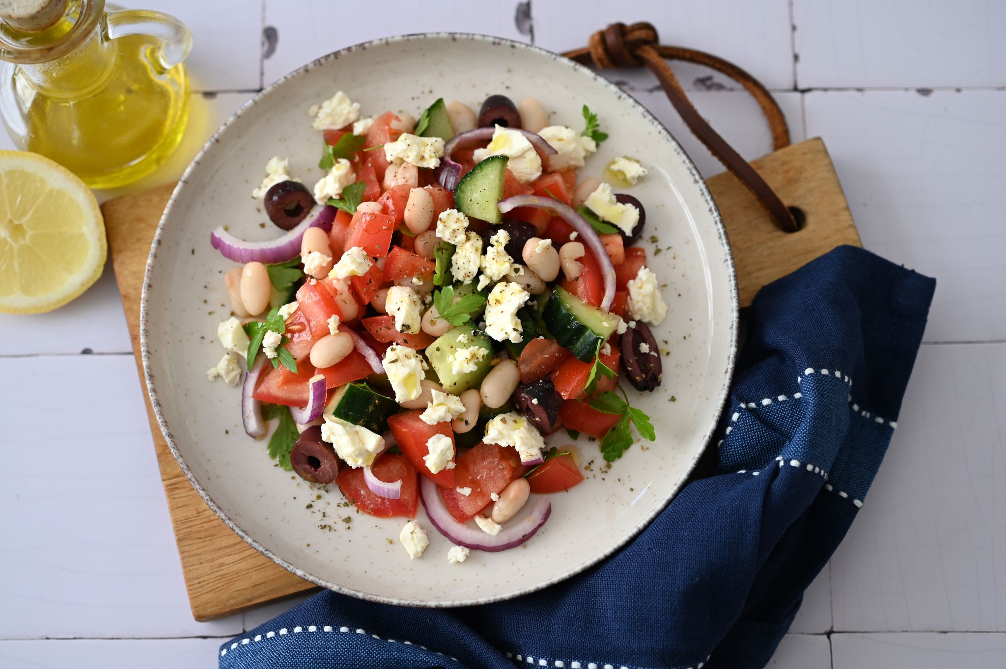 Griechischer Klassiker: Der Bauernsalat vereint knackig-frisches Gemüse mit mediterranen Aromen.