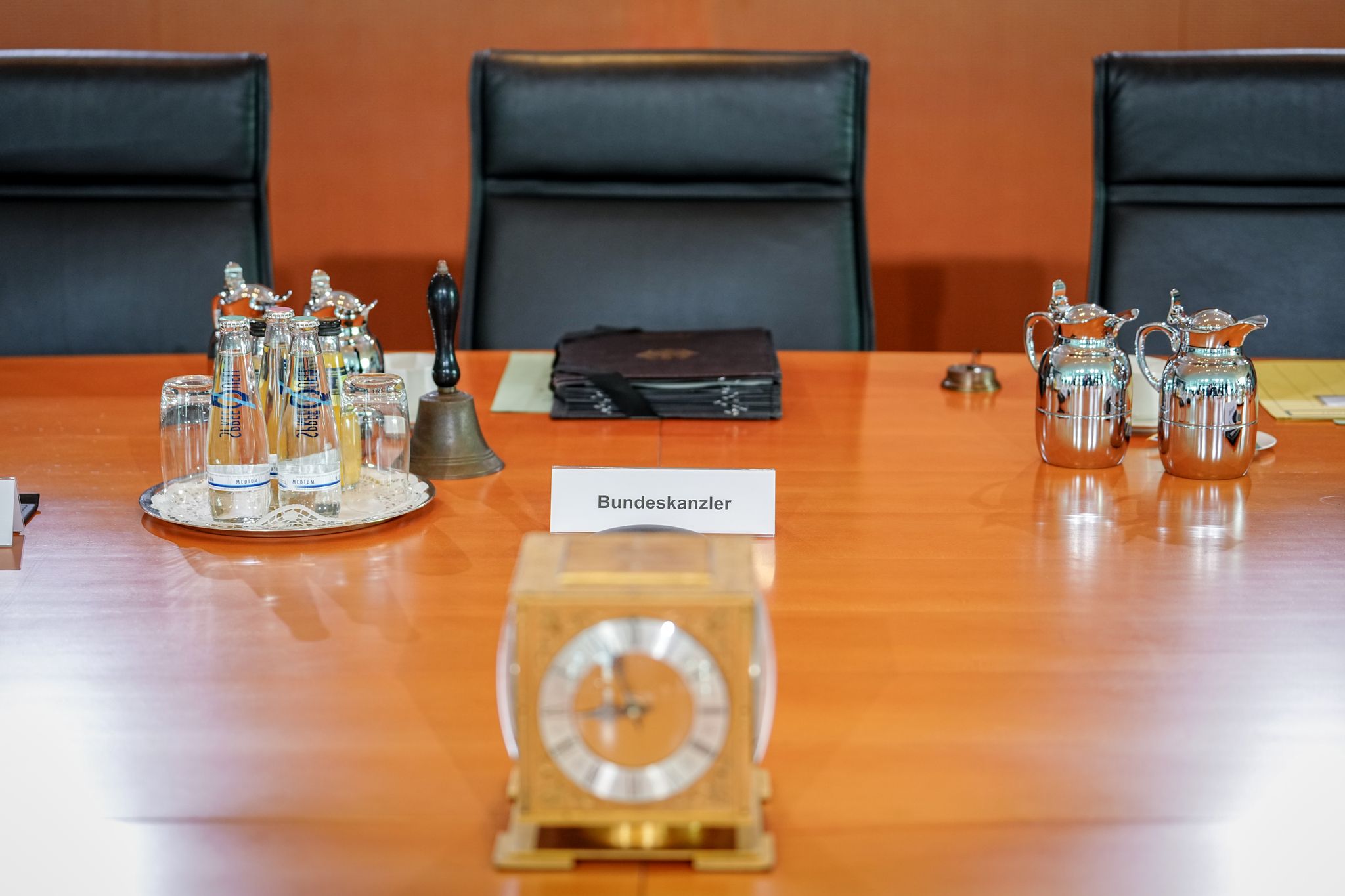 Am Kabinettstisch wird künftig die neue schwarz-rote Regierung von Friedrich Merz (CDU) Platz nehmen. (Archivbild)