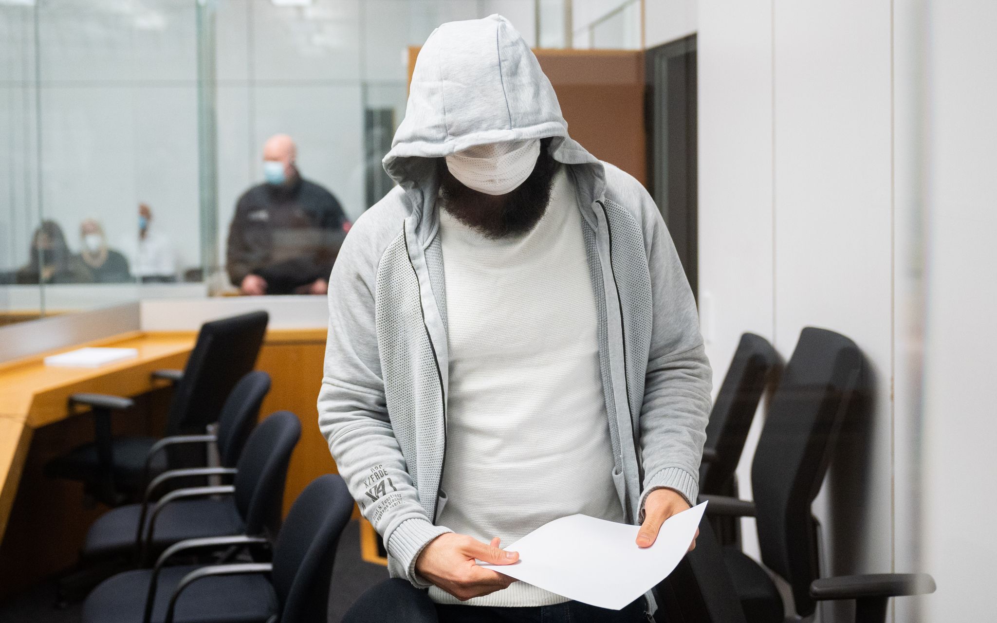 Abu Walaa 2021 vor dem Oberlandesgericht Celle - er klagt gegen seine Ausweisung nach seiner Haftentlassung. (Archivfoto)