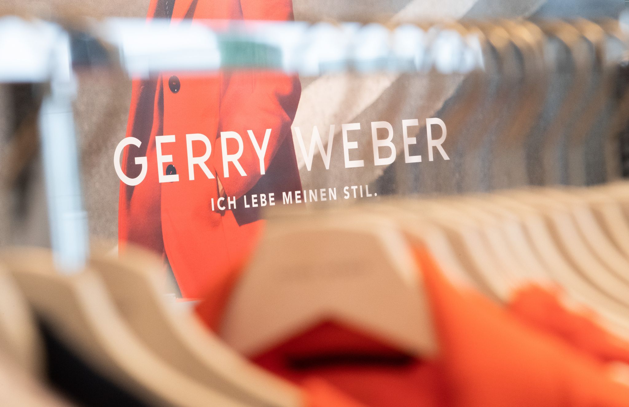 Gerry-Weber-Mode an einem Kleiderbügel - die Modemarke wird es auch künftig geben, die Gerry-Weber-Shops hingegen nicht mehr.