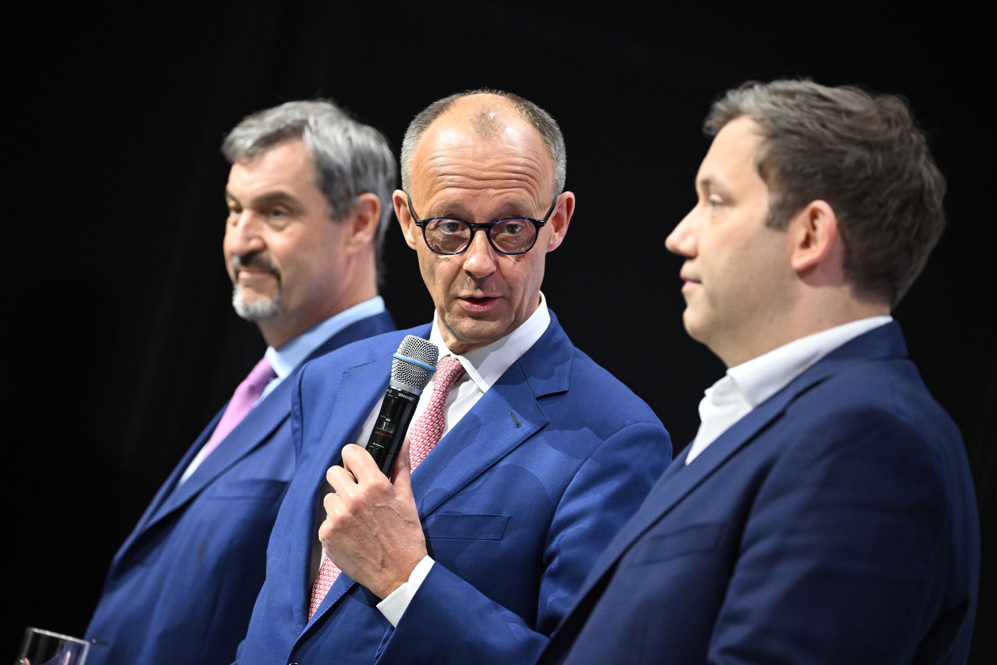 Einen Tag vor der geplanten Wahl von CDU-Chef Friedrich Merz zum Kanzler unterzeichnen die Vorsitzenden von CDU, CSU und SPD den Koalitionsvertrag. Merz gibt den Bürgern ein Versprechen.