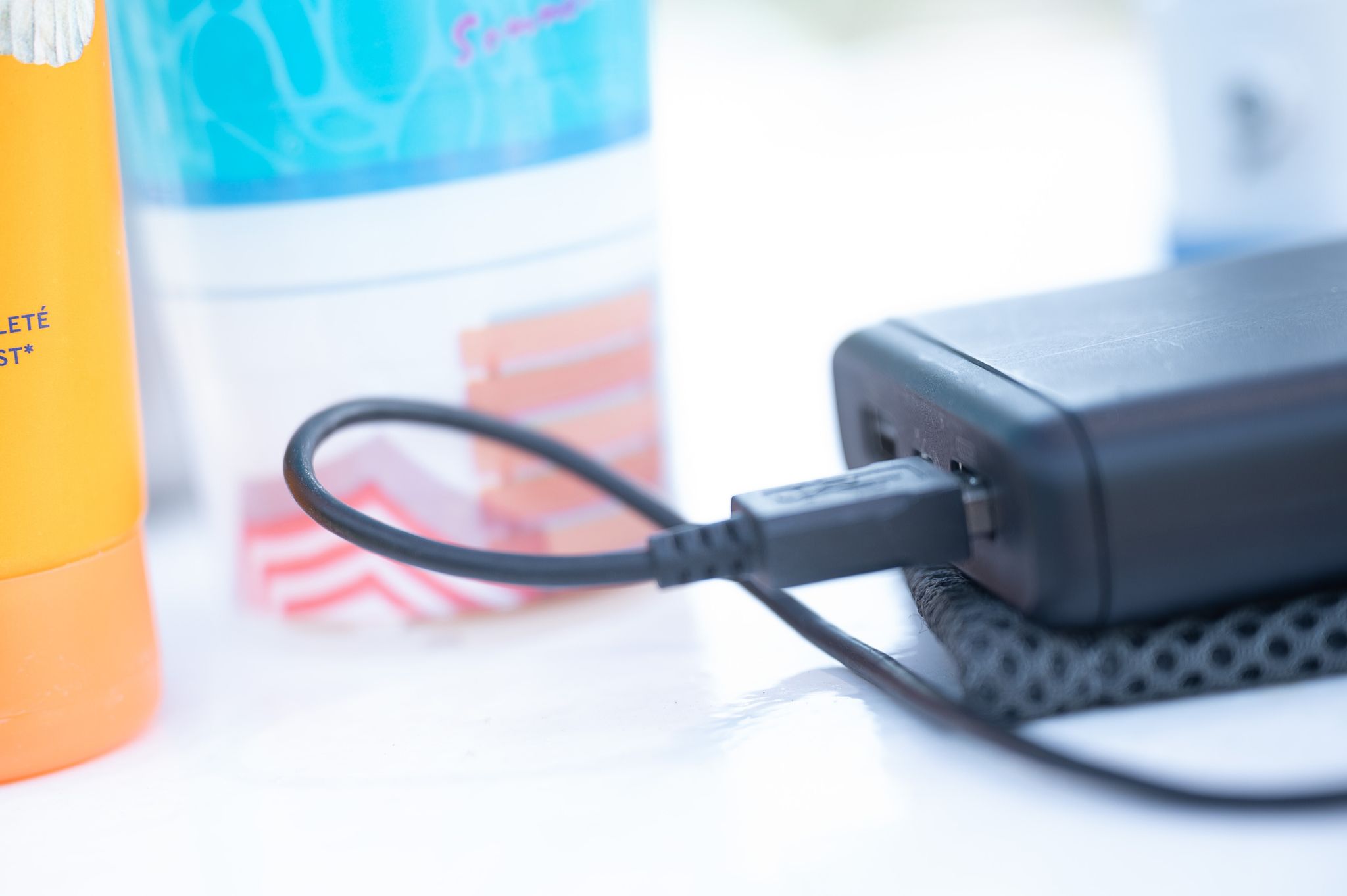 Powerbanks sind unverzichtbare Begleiter für Reisende: Vor dem Flug sollten Passagiere jedoch die Bestimmungen ihrer Airline im Blick behalten.