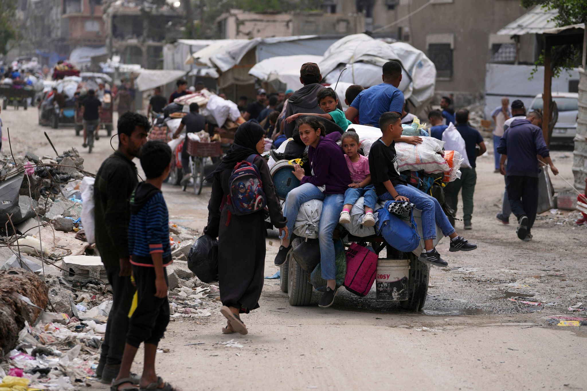 Israels neue Großoffensive zwingt die Menschen in Gaza erneut zur Flucht innerhalb des abgeriegelten Küstenstreifens.