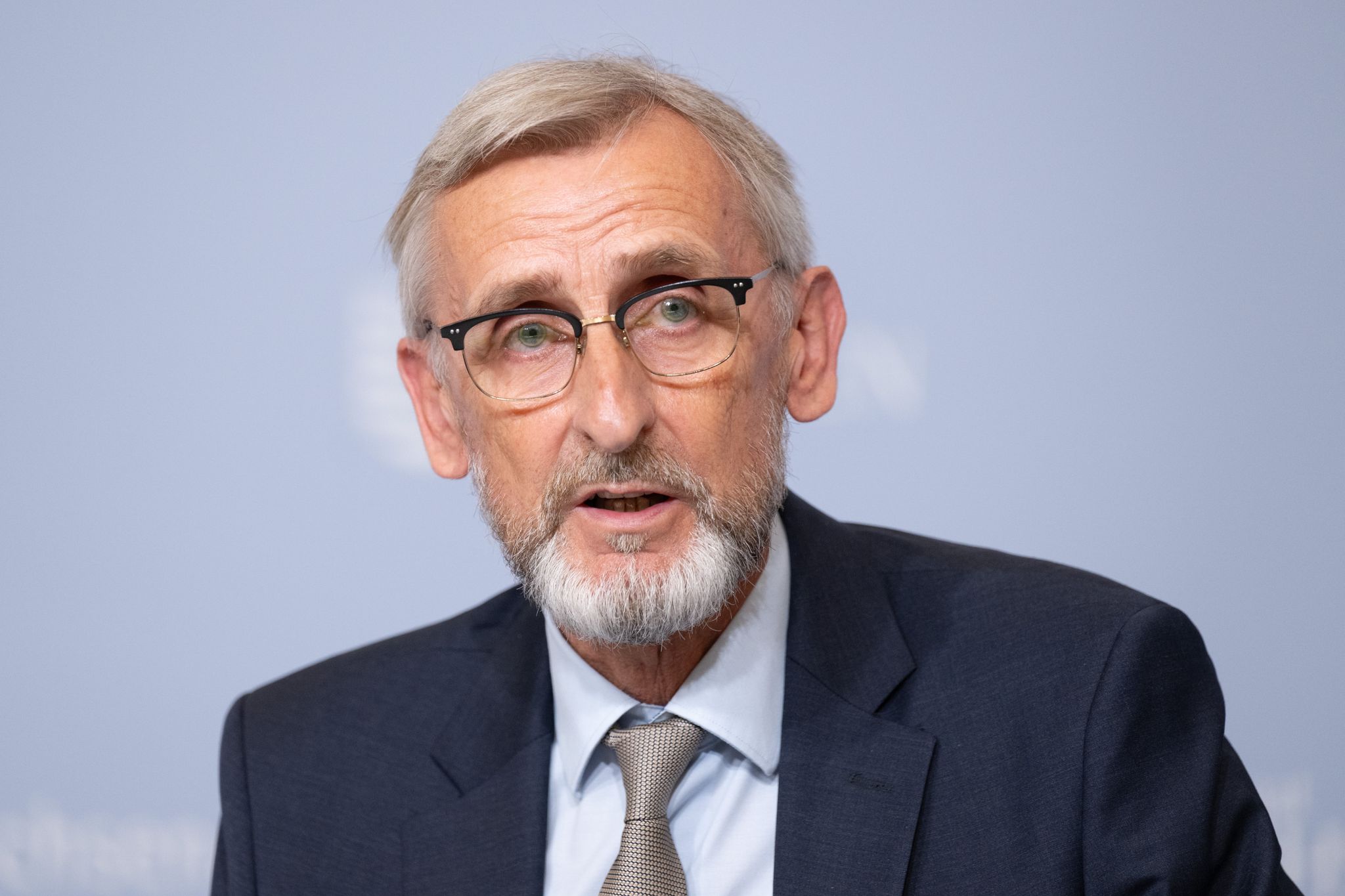 Innenminister Armin Schuster lehnt nach AfD-Einstufung anlasslose Gesinnungsprüfung für Beamte mit AfD-Mitgliedschaft ab. (Archivbild)