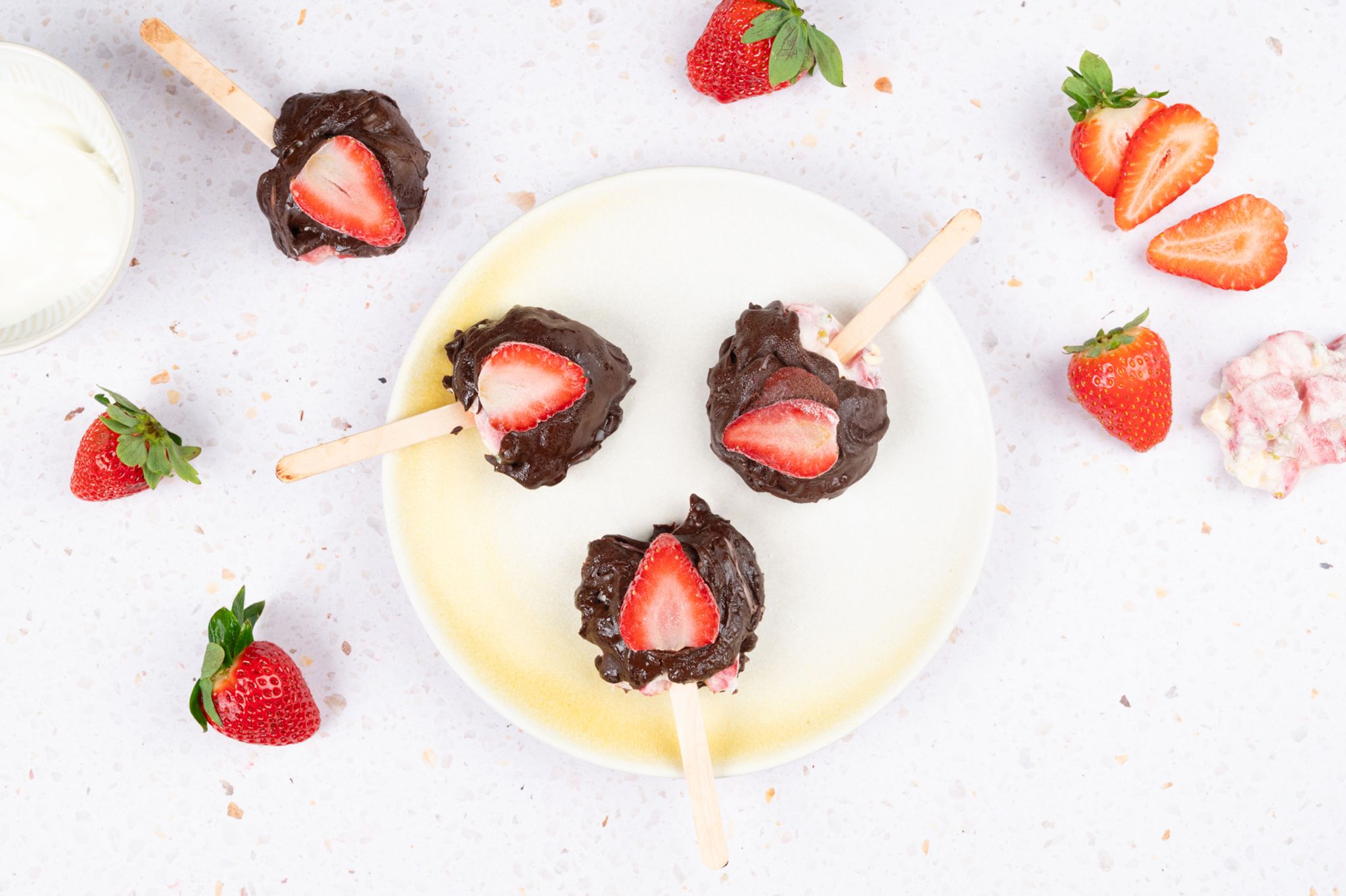 Fruchtige Erdbeeren kombiniert mit Joghurt, Pistazien und Schokolade sind an warmen Frühlingstagen ein saftig-knackiger Genuss.