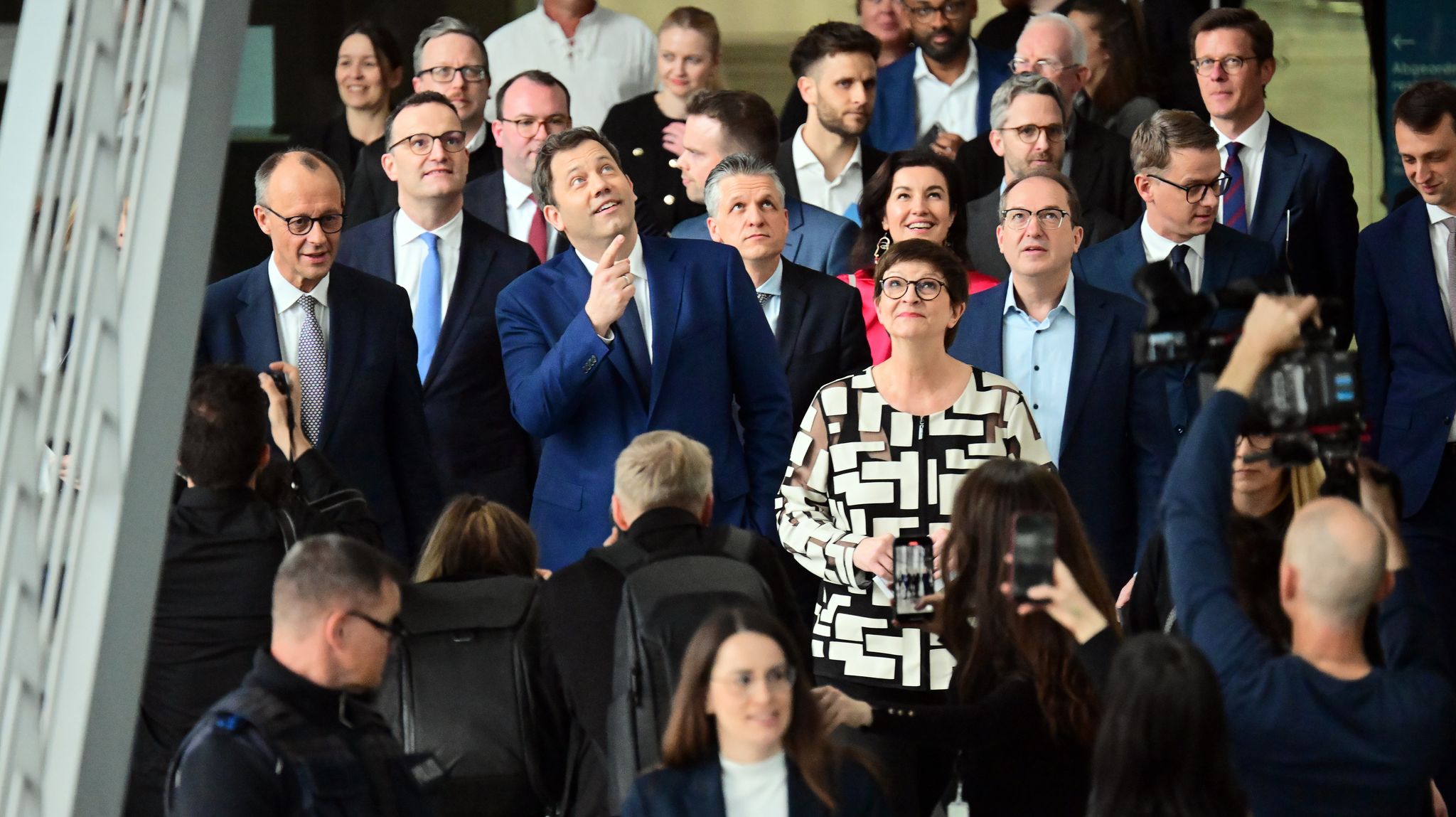 Der designierte Kanzler Merz spricht von «Arbeitskoalition». Am Dienstag soll das schwarz-rote Regierungsbündnis seine Arbeit aufnehmen. (Archivbild)