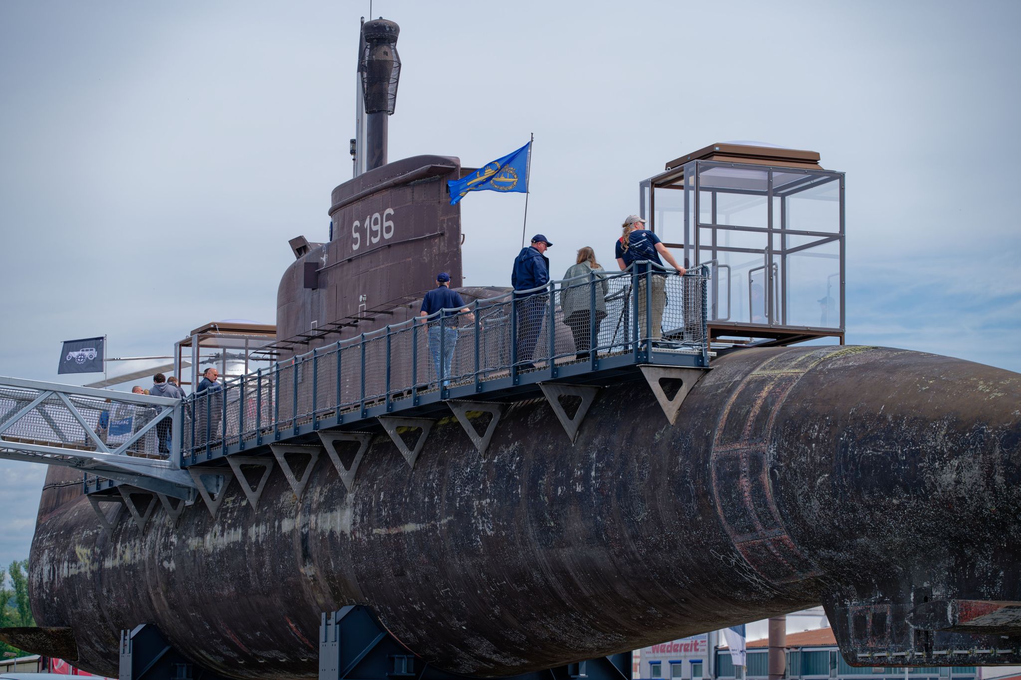 Besucher gehen über einen Steg am Marine U-Boot U17 entlang.