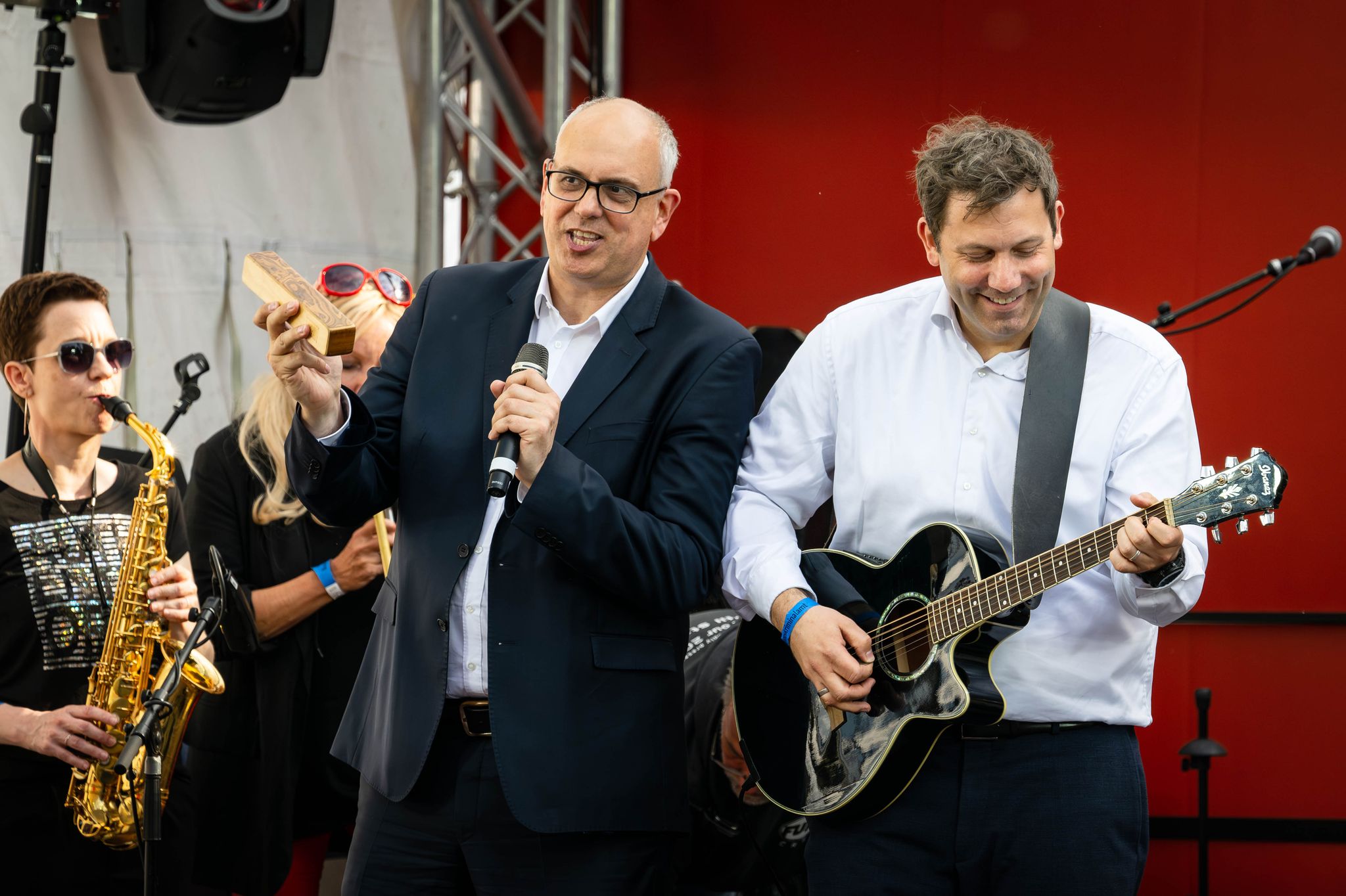 Klingbeil spielt Gitarre - und zwar nicht nur zum Entspannen: hier 2023 auf einer SPD-Wahlkampfveranstaltung in Bremen.