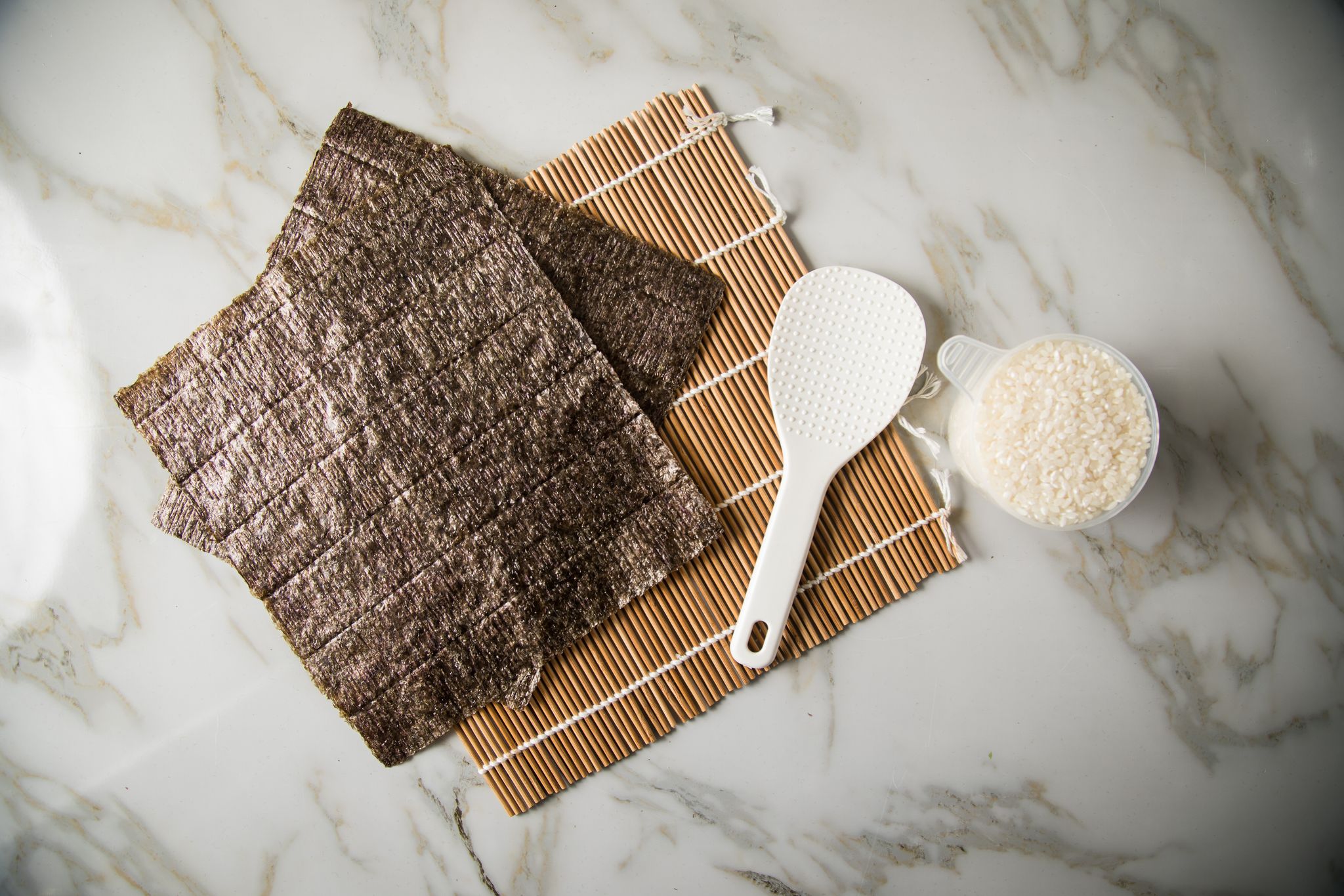 Typische Zutaten für die japanische Küche sind Reis, getrockneter Seetang und Sojaprodukte wie Sojasauce und Miso.